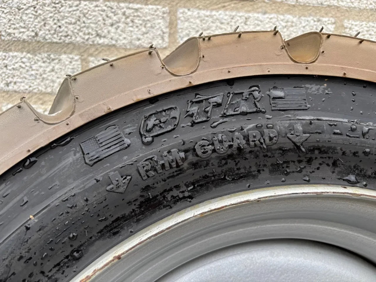 JLG - E450AJ, OTR IN240/ 55D17.5 UNUSED solid tires + rims (set of 2) afbeelding 2