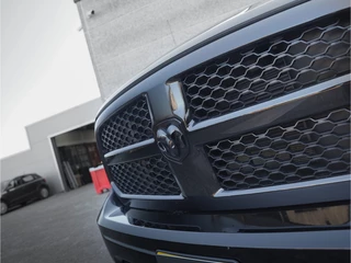 Dodge Ram 1500 2023 - 5.7 V8 Night Edition CrewCab Classic obrazek 9