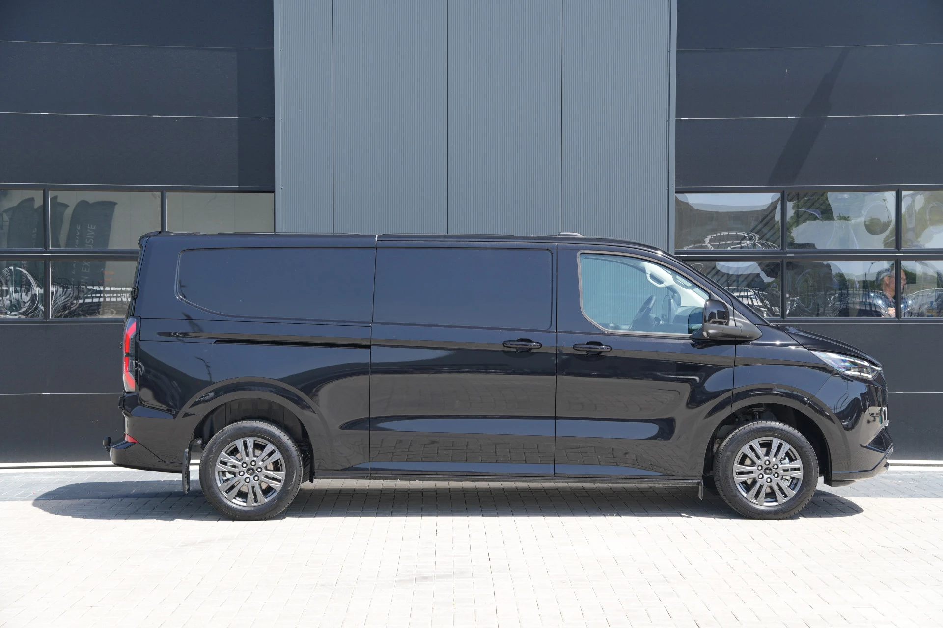 Ford E-Transit Custom 2026 - 340 L2H1 Limited 71 kWh 218pk - AGR Bestuurdersstoel - Trekhaak - ACC - B&O - Navi - Stoel/Stuurverwarming - 360 Camera - Blindspot - Rijklaar obrázek 4