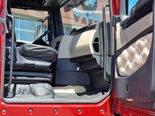 MAN TGX 2018 - 35.500 8x4*4 - Hyva Hooklift - Custom interior - Steering axle rear - Euro 6 image 26