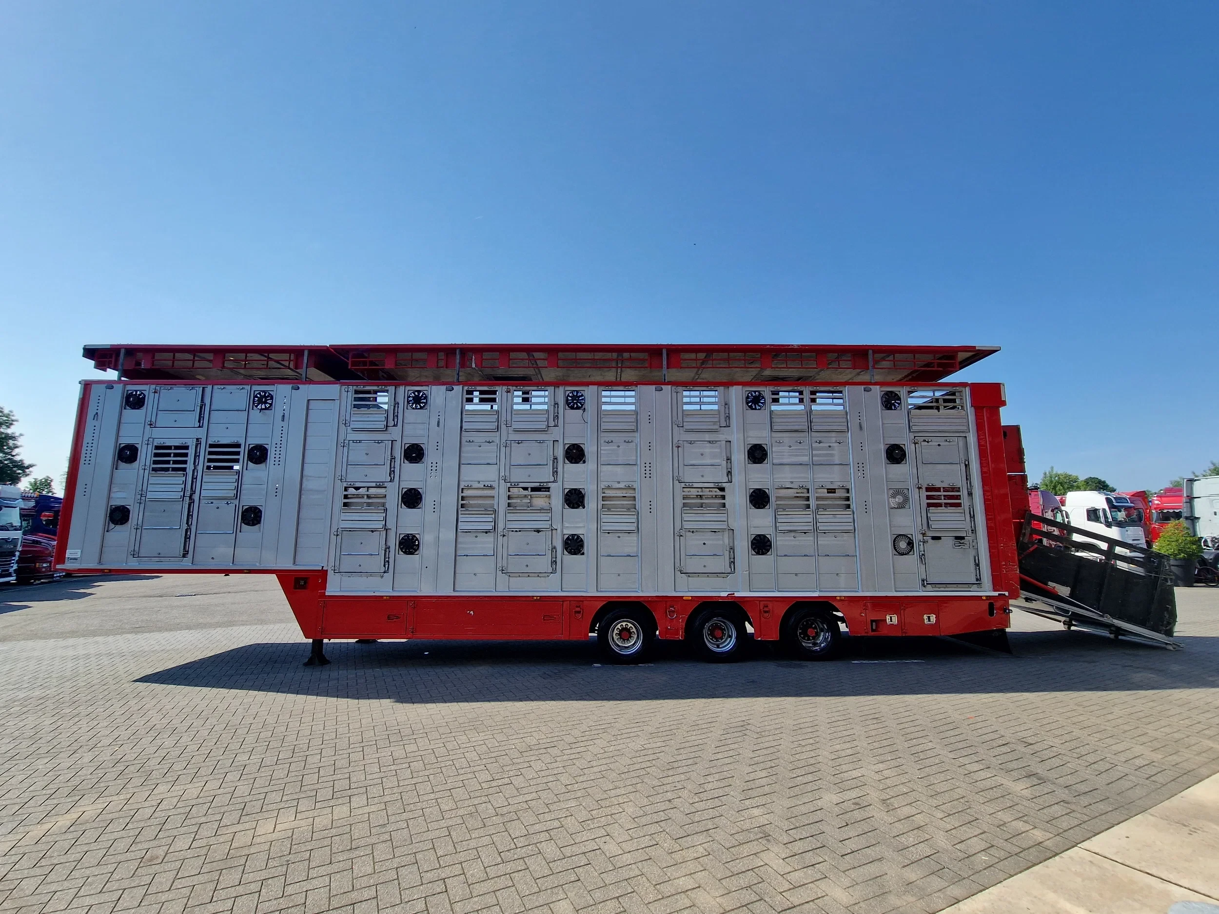 Finkl 2009 - SAV35 - 3/3 deck livestock - Ventilation - Lifting floors - Lifting roof obrázek 5