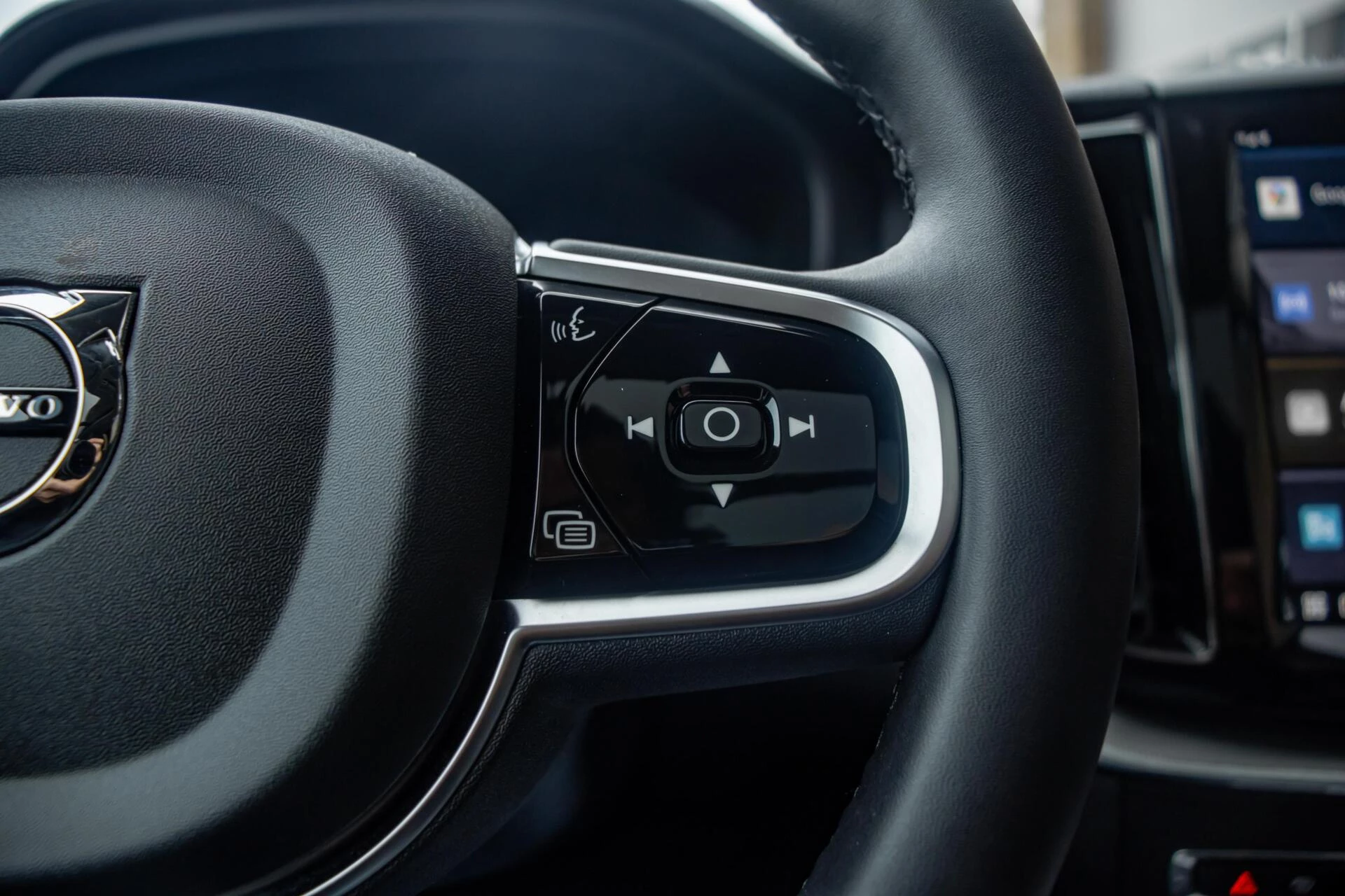 Volvo XC60 2024 - 2.0 T6 Plug-in hyb.AWD Ultra Dark, BTW, Pano, H&K obrázek 15