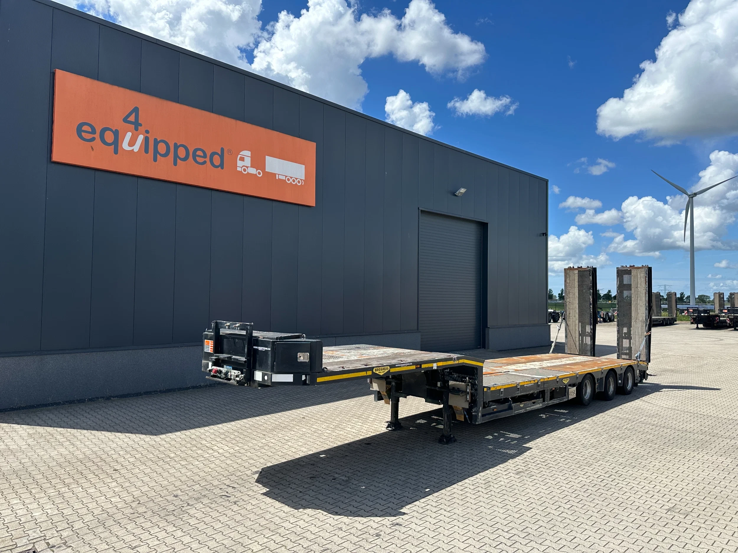 Broshuis 2015 - 3ABSD Lowloader 3-axle / GVW: 53.000kg / Neck: 23.000kg / hydraulic steering + ramps + loading table / 4.60m extendable / winch / liftaxle afbeelding 2