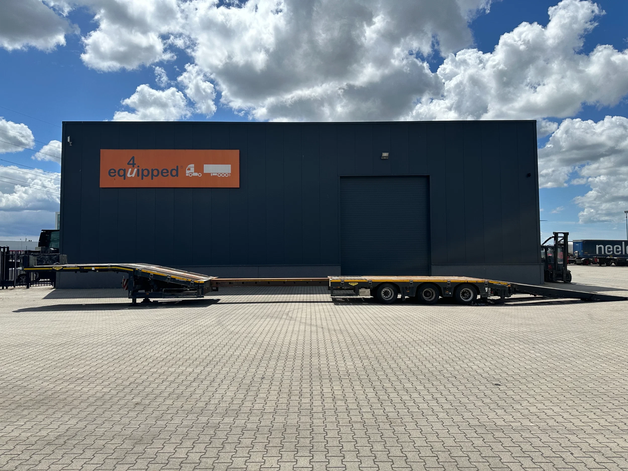 Broshuis 2015 - 3ABSD Lowloader 3-axle / GVW: 53.000kg / Neck: 23.000kg / hydraulic steering + ramps + loading table / 4.60m extendable / winch / liftaxle afbeelding 3