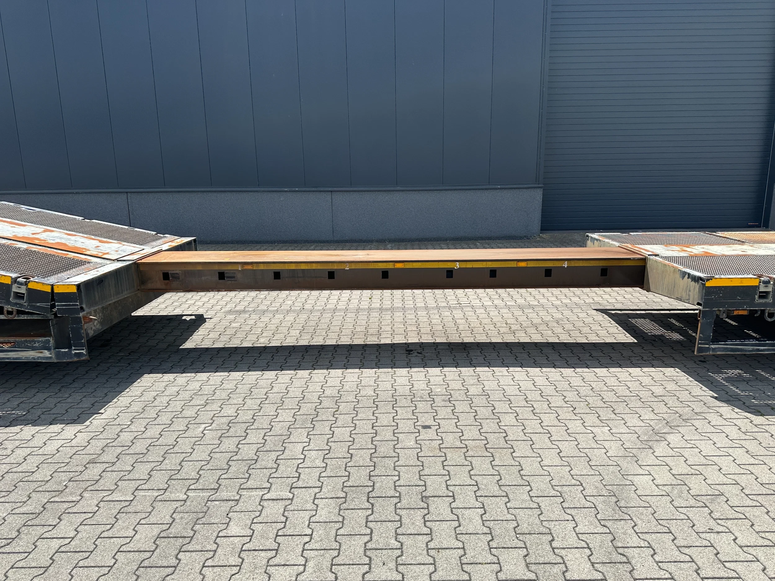 Broshuis 2015 - 3ABSD Lowloader 3-axle / GVW: 53.000kg / Neck: 23.000kg / hydraulic steering + ramps + loading table / 4.60m extendable / winch / liftaxle afbeelding 26