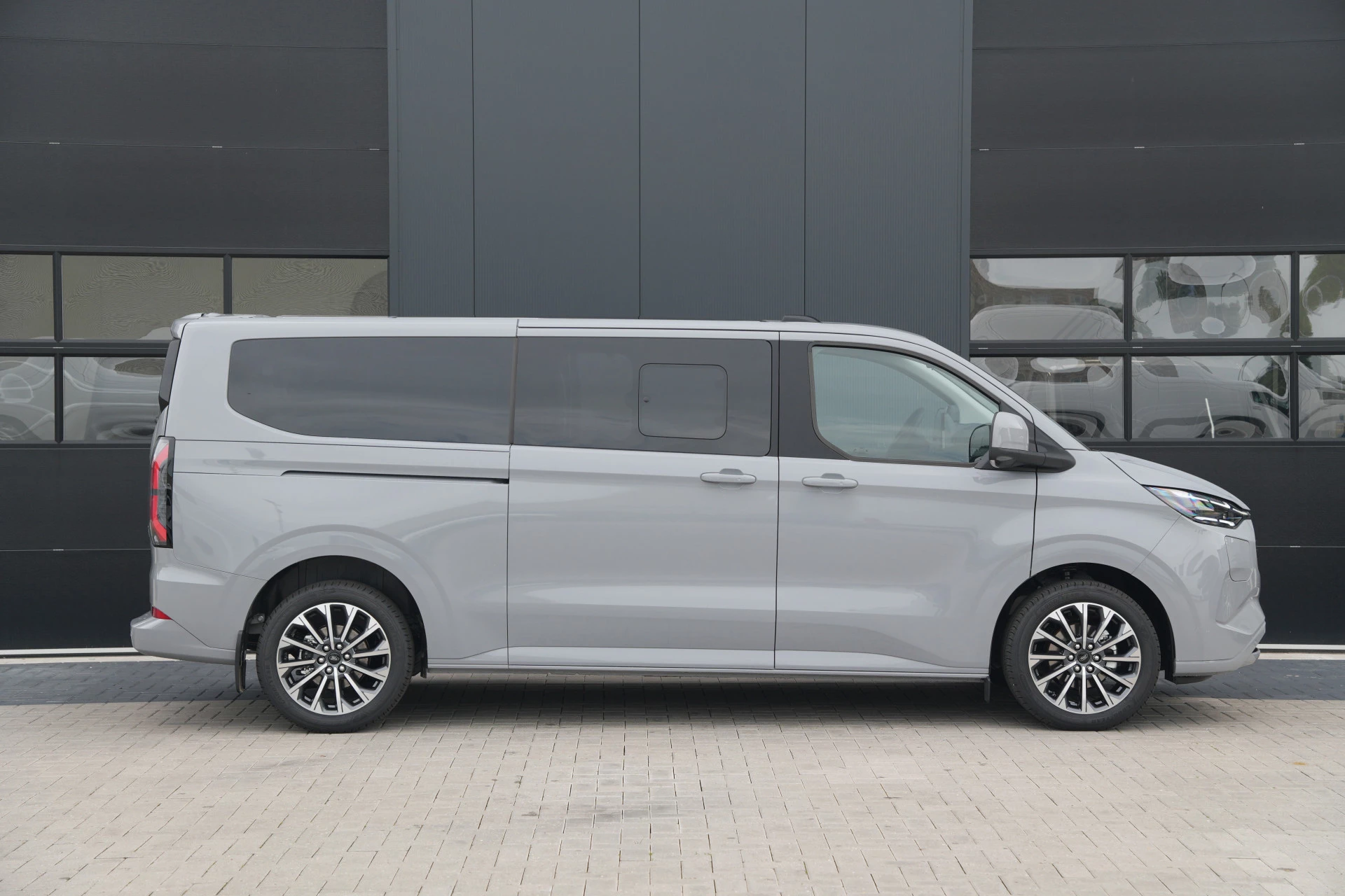 Ford Tourneo Custom 2026 - 340 2.5 PHEV L2H1 Titanium X 232pk | ACC | Pano | B&O | Elek. schuifdeuren | 360 camera | Elek-Trekhaak | Prijs excl. BTW | Rijklaar image 4
