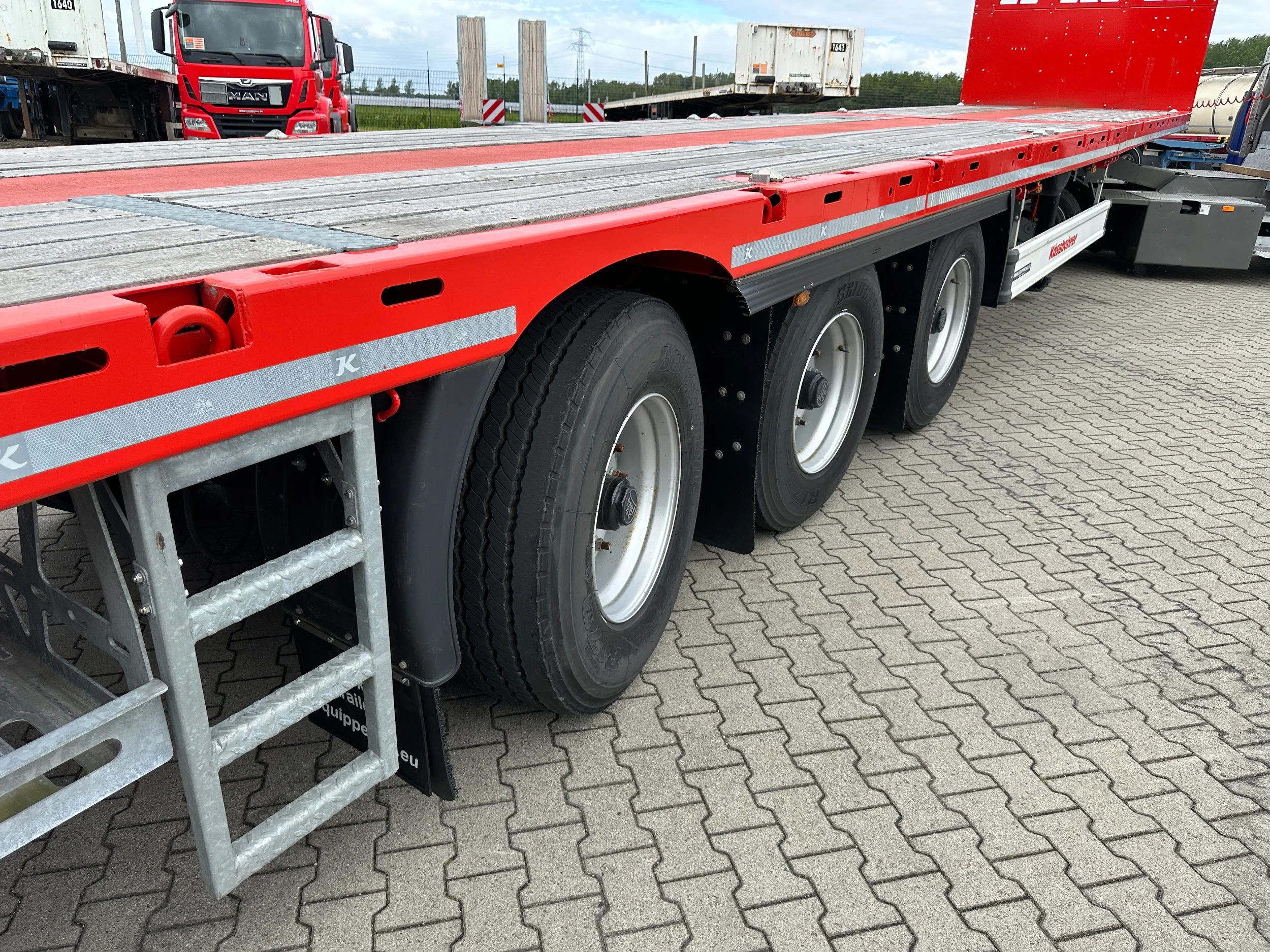 KAESSBOHRER 2026 - new and unused Heavy-Duty flatbed / 690cm extendable / steering axle / lift axle / twistlocks / timberstakes / NL-trailer / APK: 04-2027 obrázek 41