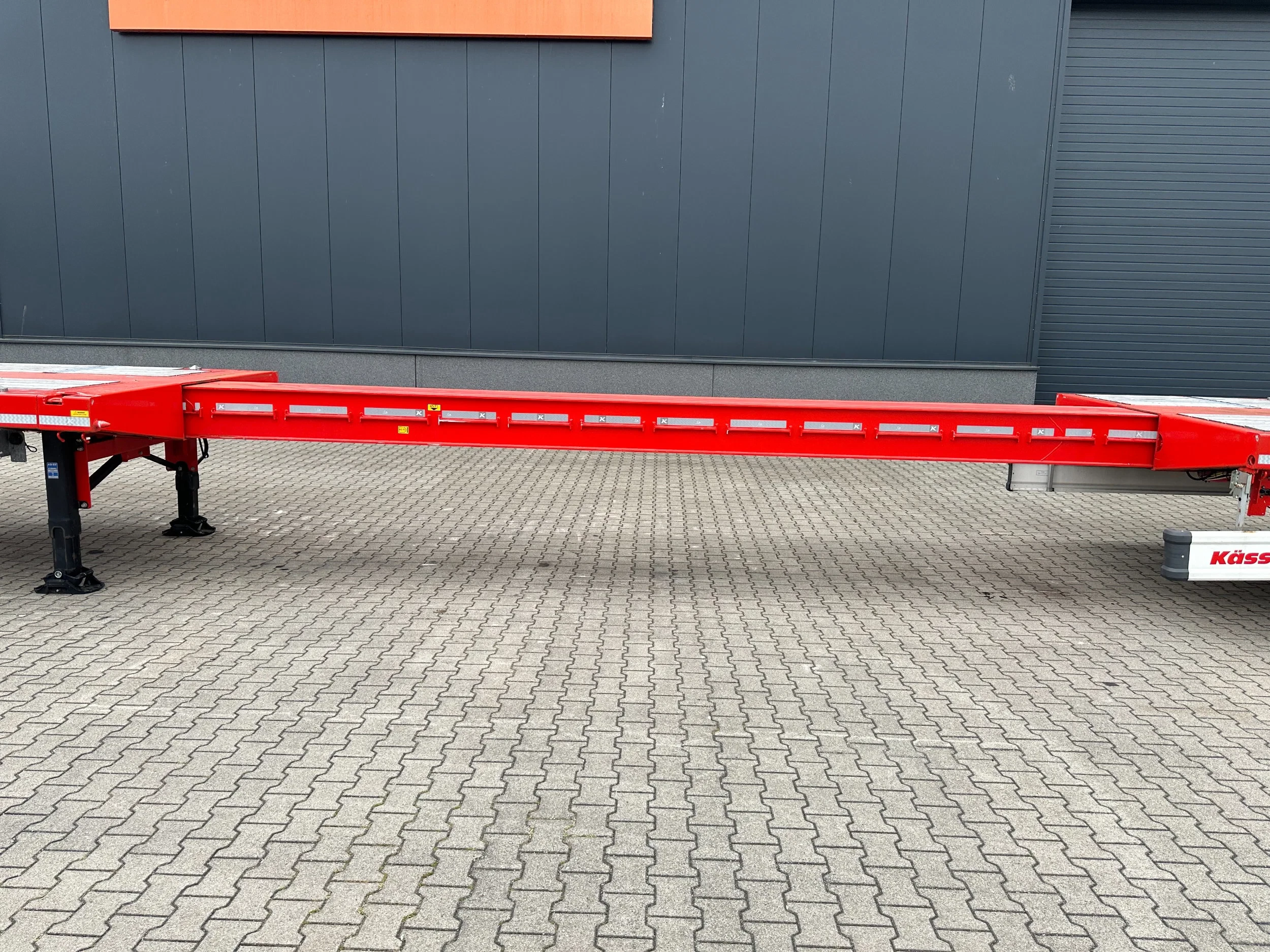 KAESSBOHRER 2026 - new and unused Heavy-Duty flatbed / 690cm extendable / steering axle / lift axle / twistlocks / timberstakes / NL-trailer / APK: 04-2027 zdjęcie 18