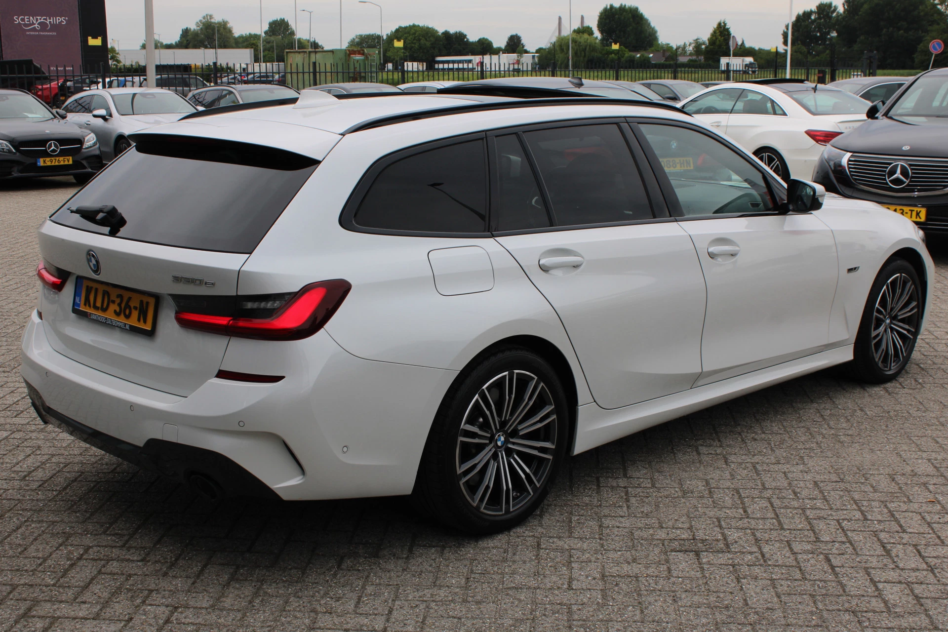 BMW 3 Series 2022 - Touring 330e High Executive M-SPORT SHADOW PANORAMADAK MEMORY 360-CAMERA KEY-LESS CARPLAY TREKHAAK obrázek 5