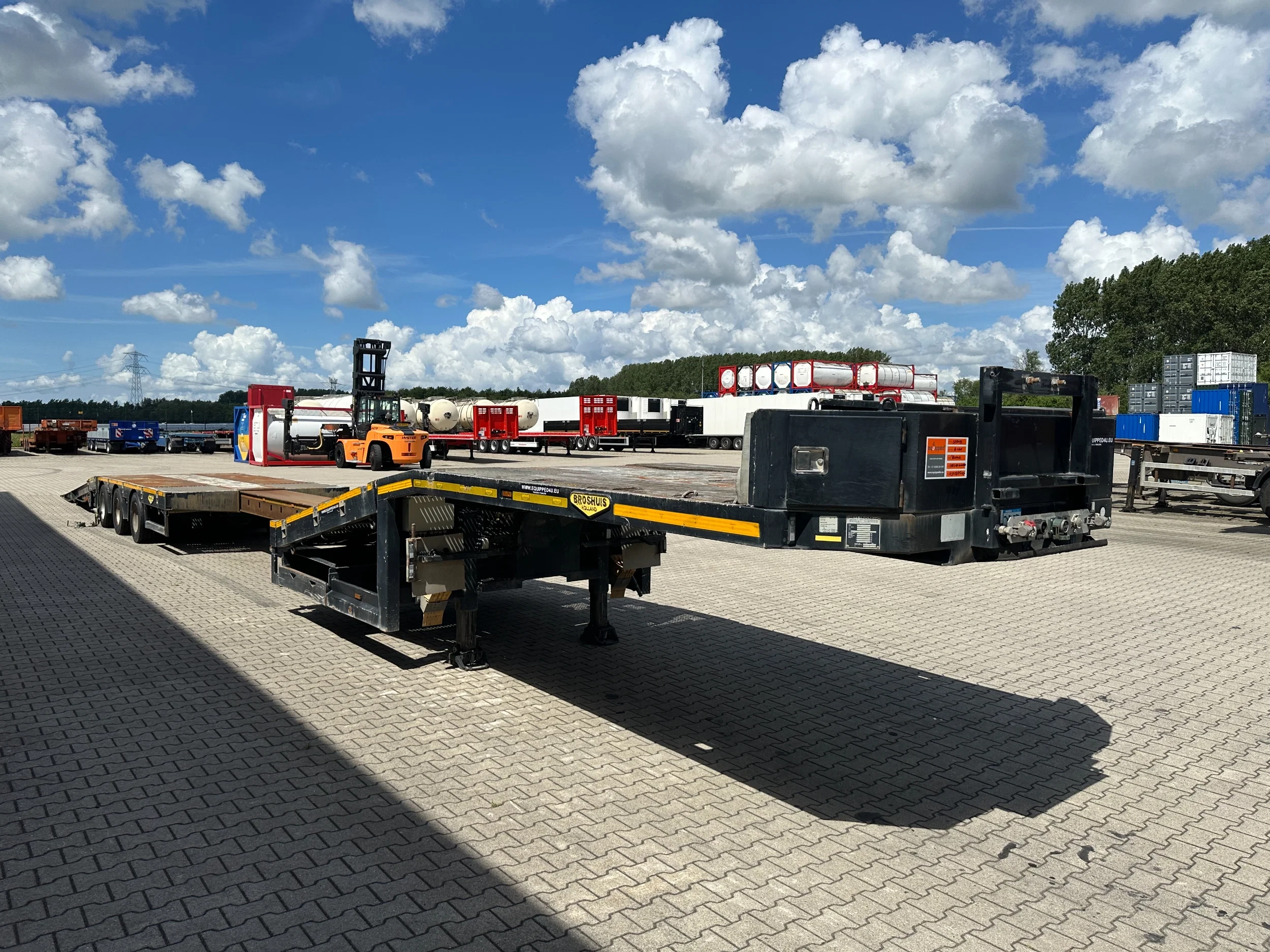 Broshuis 2015 - 3ABSD Lowloader 3-axle / GVW: 53.000kg / Neck: 23.000kg / hydraulic steering + ramps + loading table / 4.60m extendable / winch / liftaxle afbeelding 12