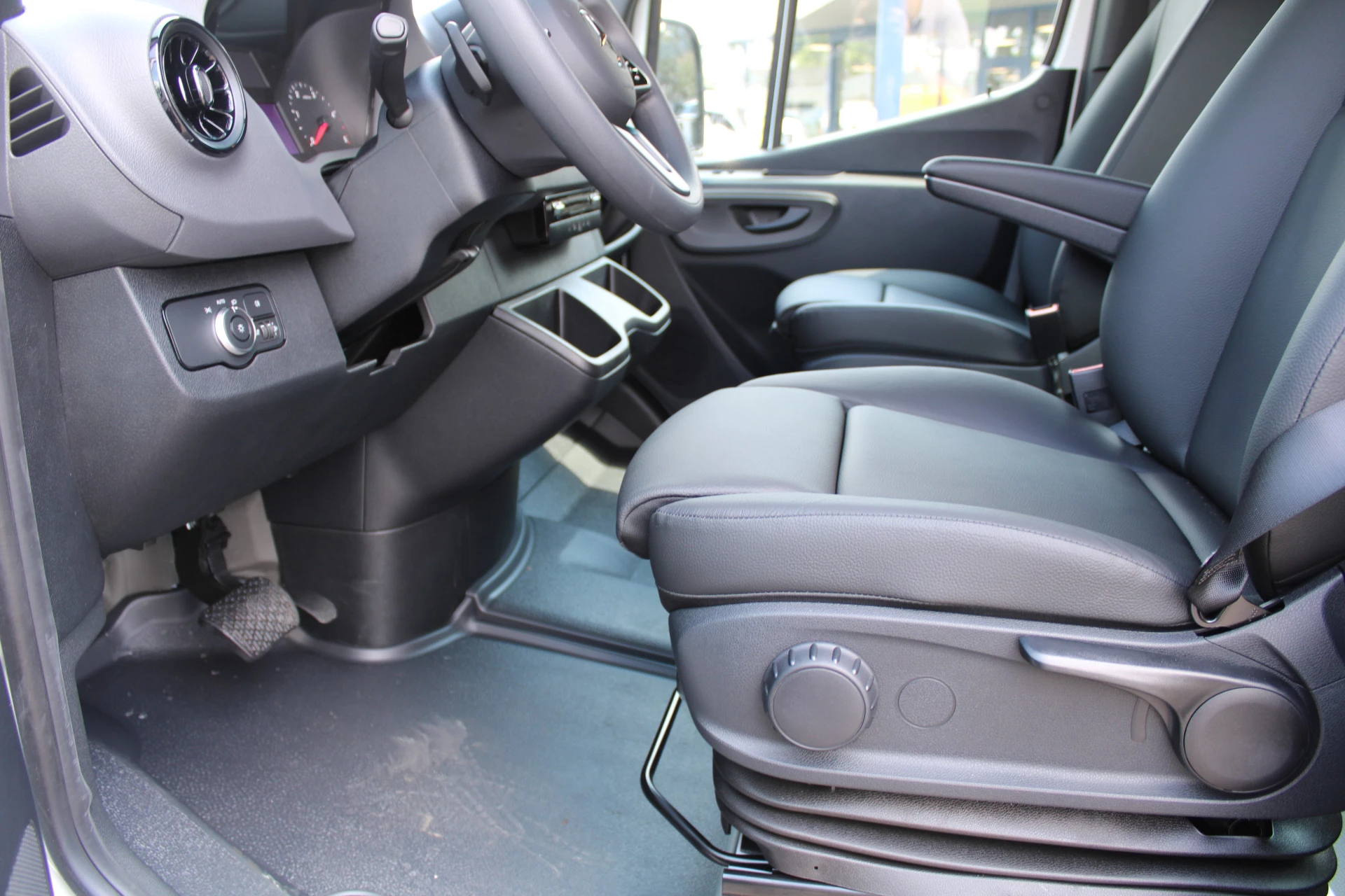 Mercedes-Benz Sprinter 2024 - 317 CDI L2H2 DC obrázek 7
