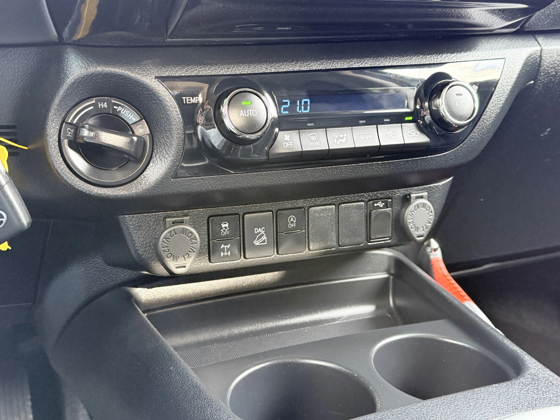 Toyota Hilux 2021 - 2.4 D-4D AUTOMAAT / 4x4 / 1e EIG. / 3.500 KG AHG / CAMERA / TREKHAAK / ECC / CRUISE / CARPLAY zdjęcie 20