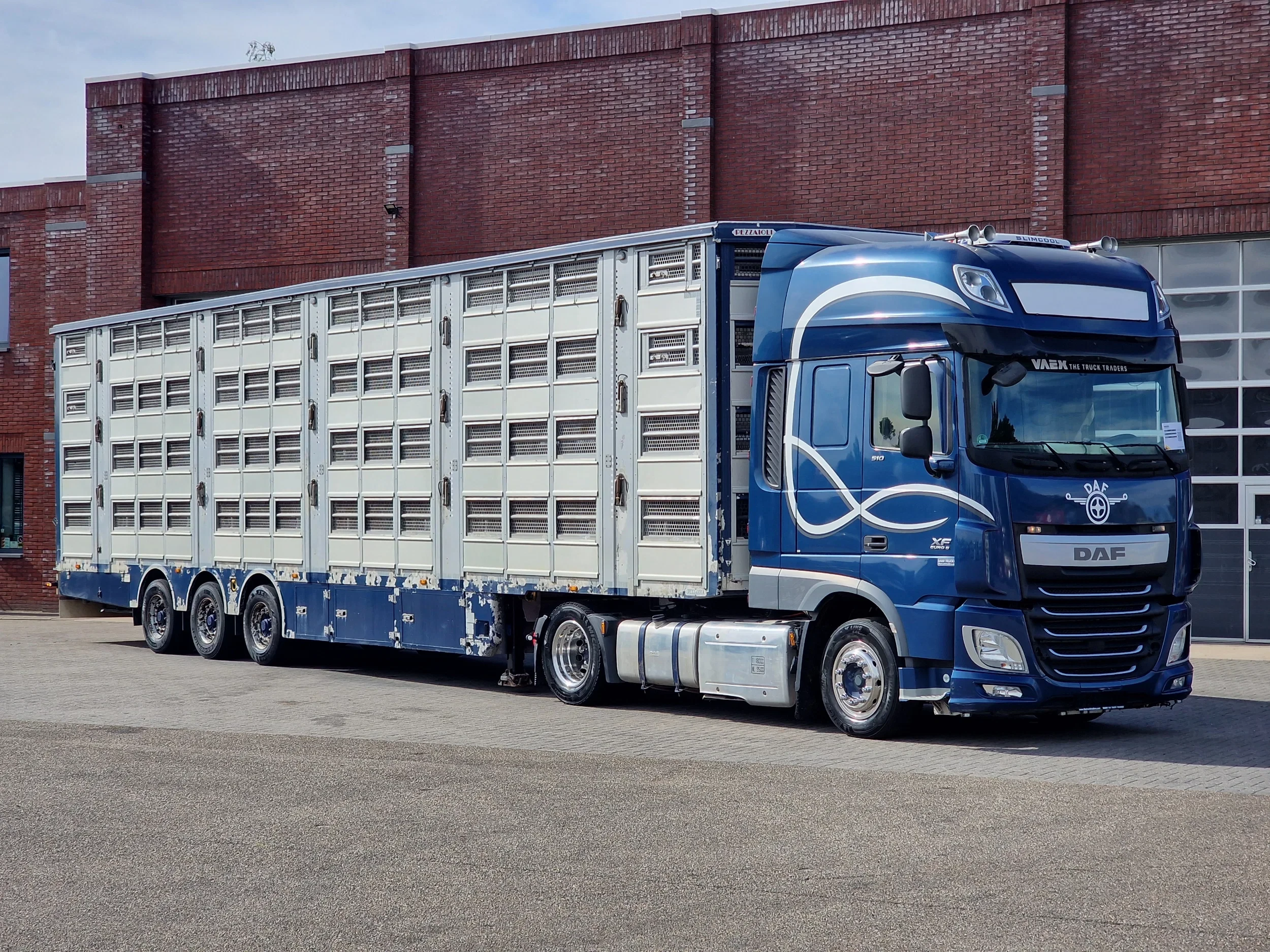 Pezzaioli 2017 - + Daf XF - 3/4 deck livestock - 134.8m2 - Water & Ventilation - Lifting roof afbeelding 1