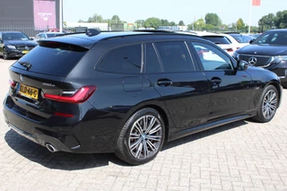 BMW 3 Series 2022 - Touring 330e High Executive M-SPORT PANORAMADAK MEMORY KEY-LESS CAMERA CARPLAY obrazek 17