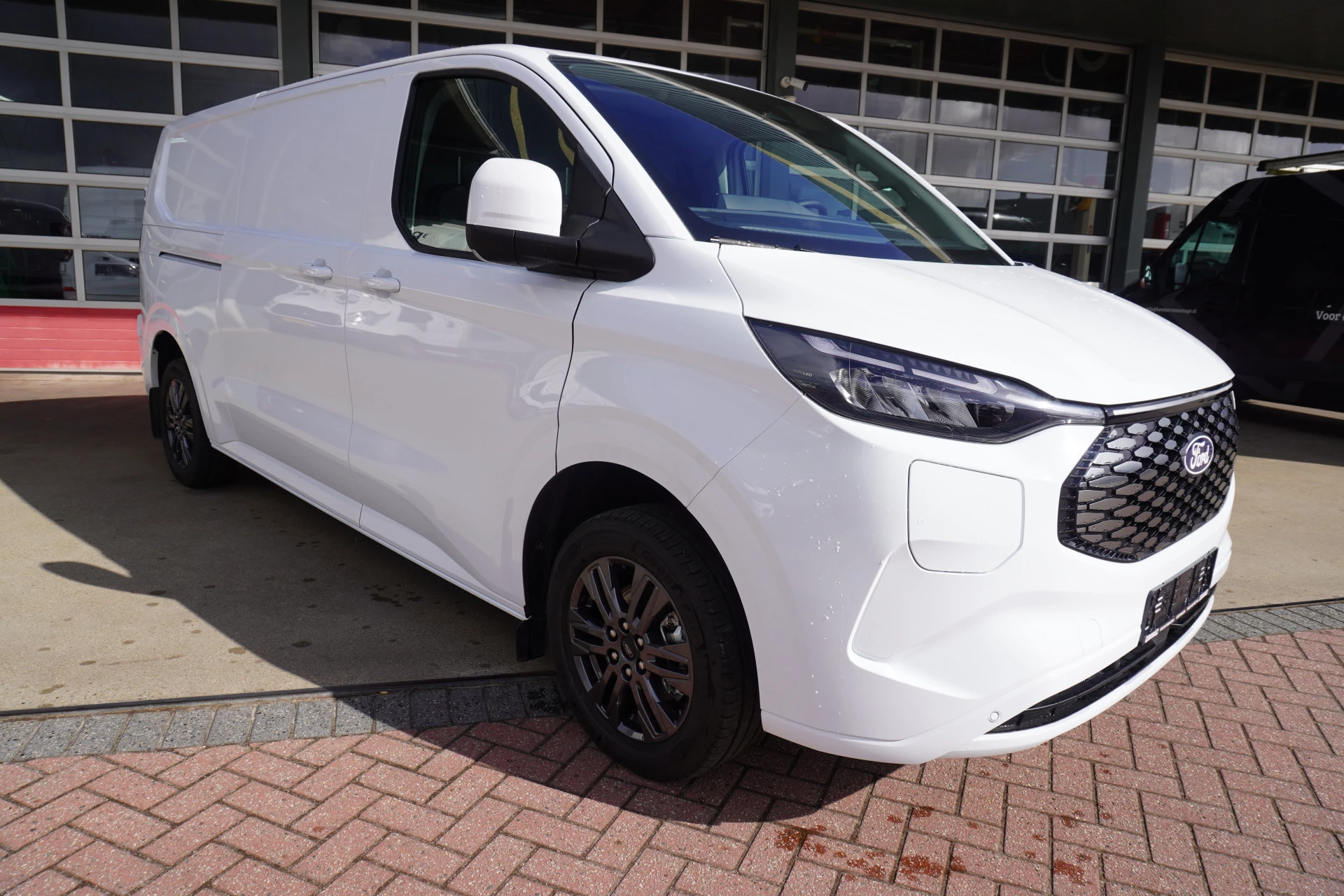 Ford E-Transit 2026 - Cust. 320L L2H1 Limited 65 kWh 160KW/218PK Automaat met POWERPACK Bild 2