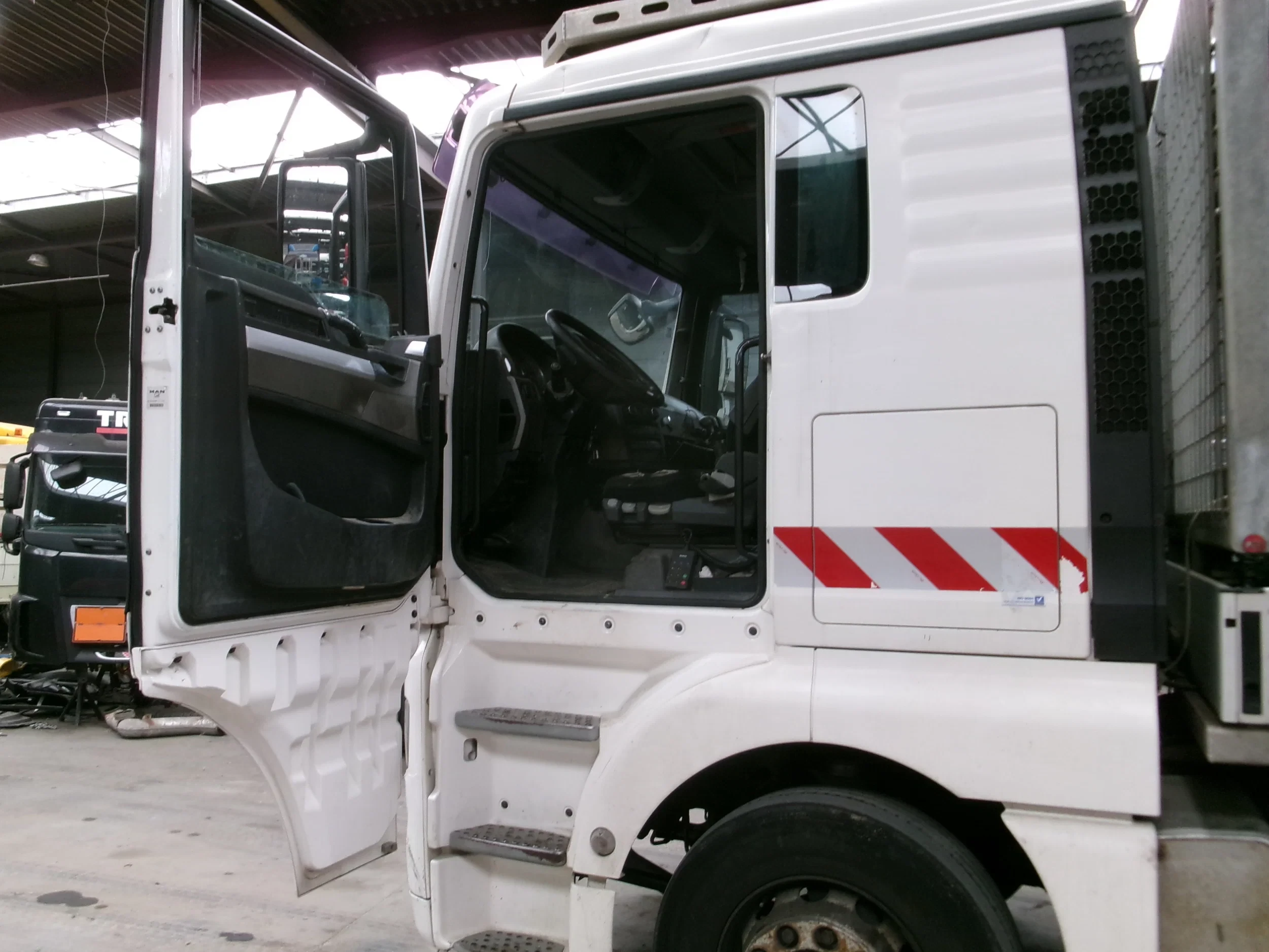 MAN TGX 2010 - 26.400 6X2 + CRANE + LIFT ENGINE BROKE afbeelding 6