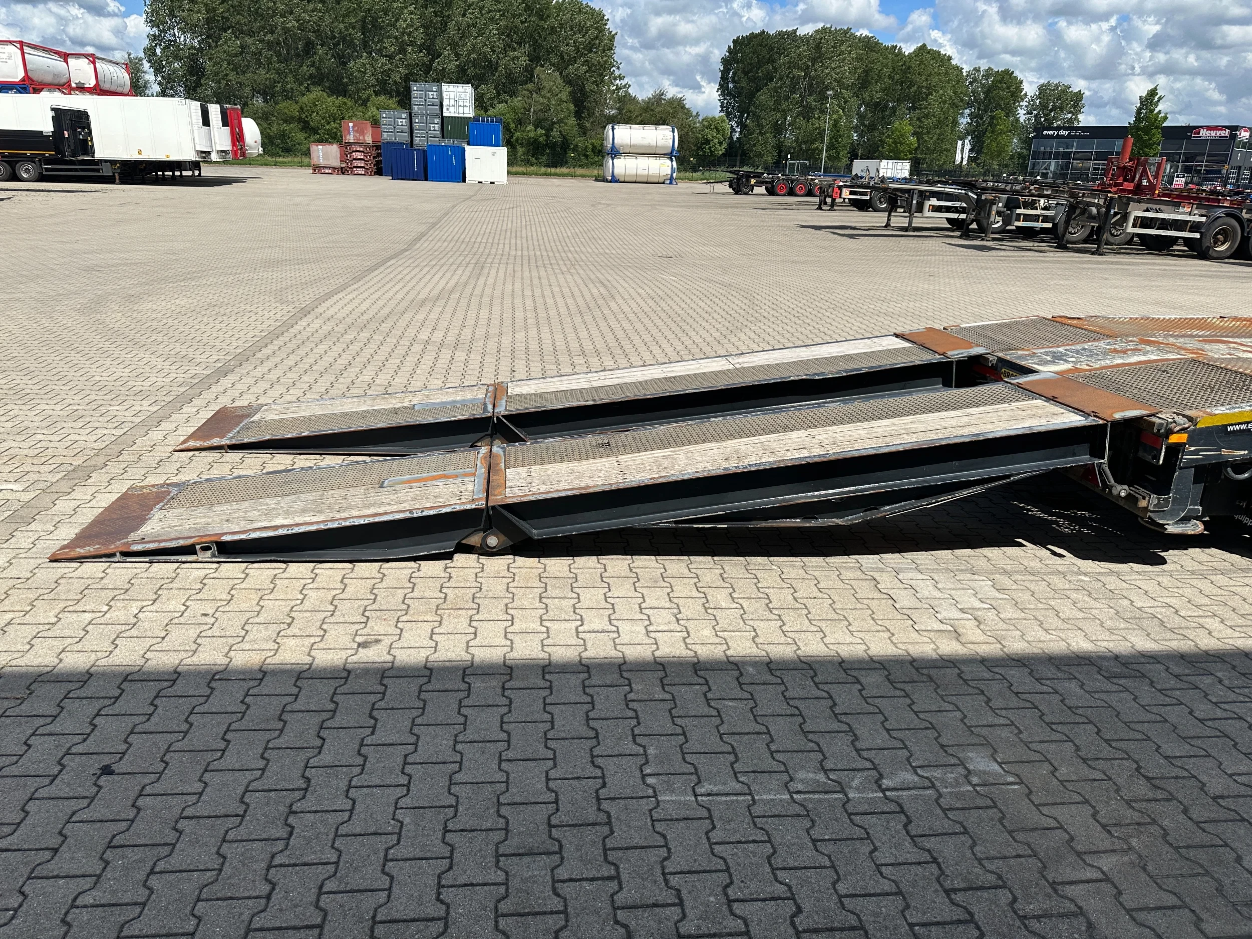 Broshuis 2015 - 3ABSD Lowloader 3-axle / GVW: 53.000kg / Neck: 23.000kg / hydraulic steering + ramps + loading table / 4.60m extendable / winch / liftaxle afbeelding 35