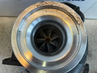 DAF 2023 - 2343156 / 2417227 TURBO HOLSET HE400VG WITHOUT VTG (WARNING!! ENGINE OIL HAS GOTTEN INTO THE TURBO!!) afbeelding 3 miniatuur