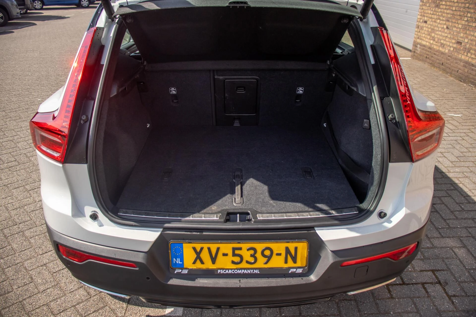 Volvo XC40 2019 - 2.0 T4 R-Design, Orig. NL, Pano, Leder, Keyless afbeelding 26