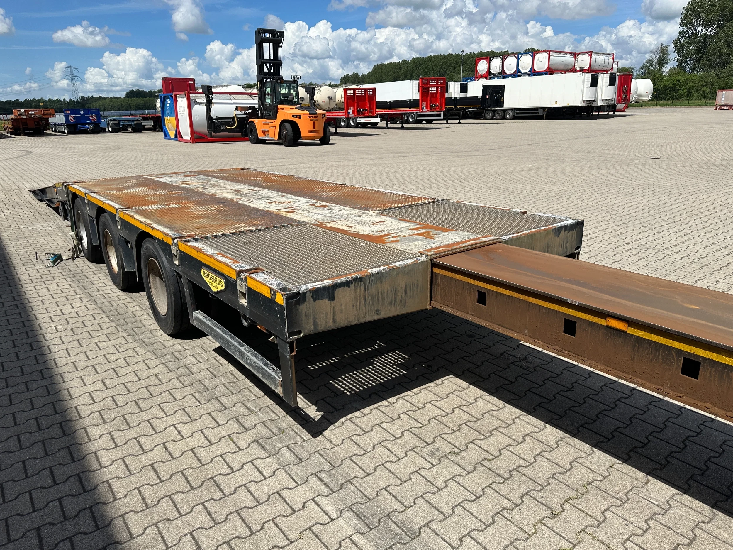 Broshuis 2015 - 3ABSD Lowloader 3-axle / GVW: 53.000kg / Neck: 23.000kg / hydraulic steering + ramps + loading table / 4.60m extendable / winch / liftaxle afbeelding 37
