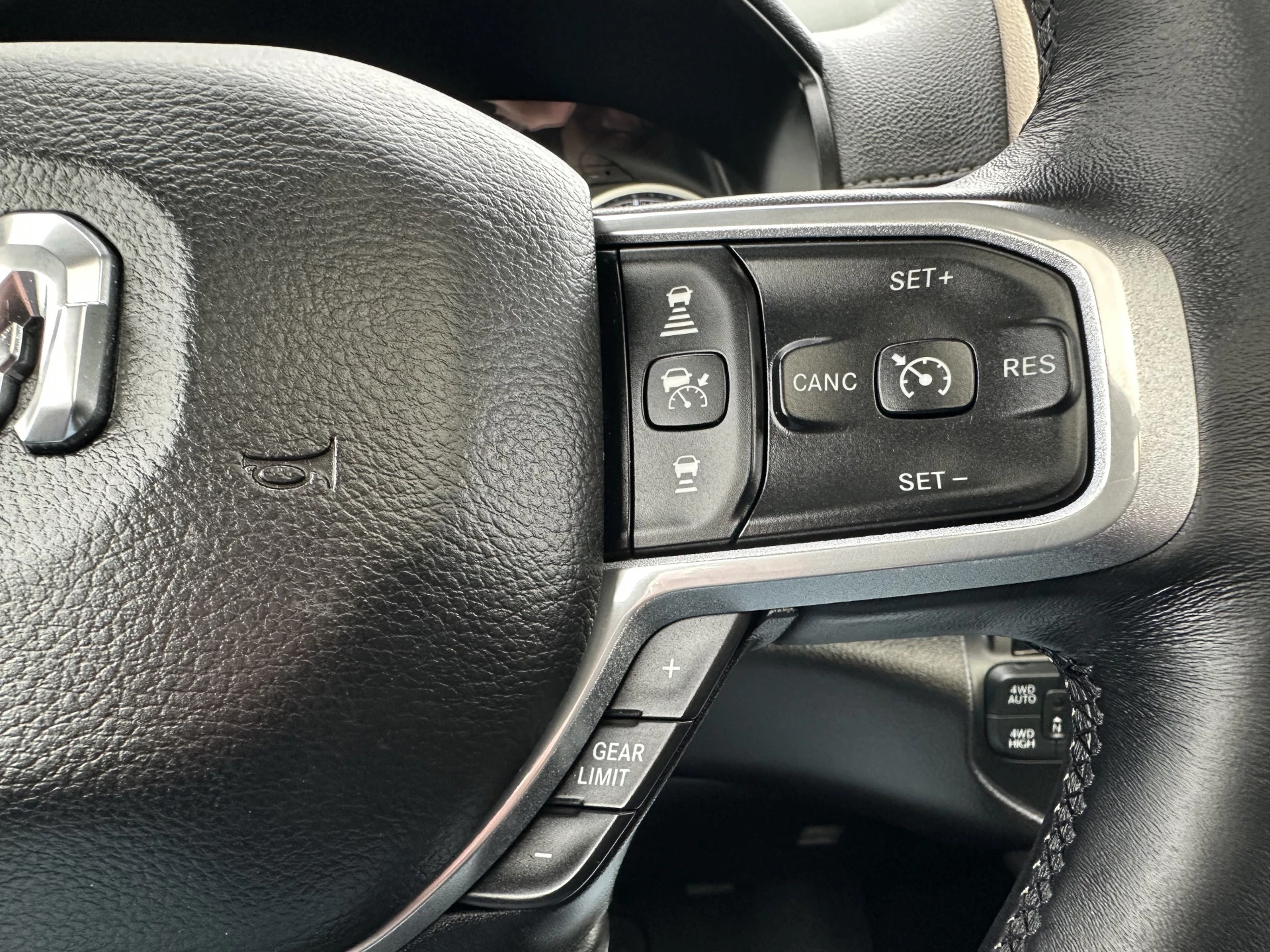 Dodge Ram 1500 2018 - 5.7 V8 LARAMIE / LPG / TREKHAAK 3.5T / ADAPTIVE CRUISE / LUCHTVERING / CAMERA / PANO / 12 INCH SCREEN / DELMONICO RED zdjęcie 18