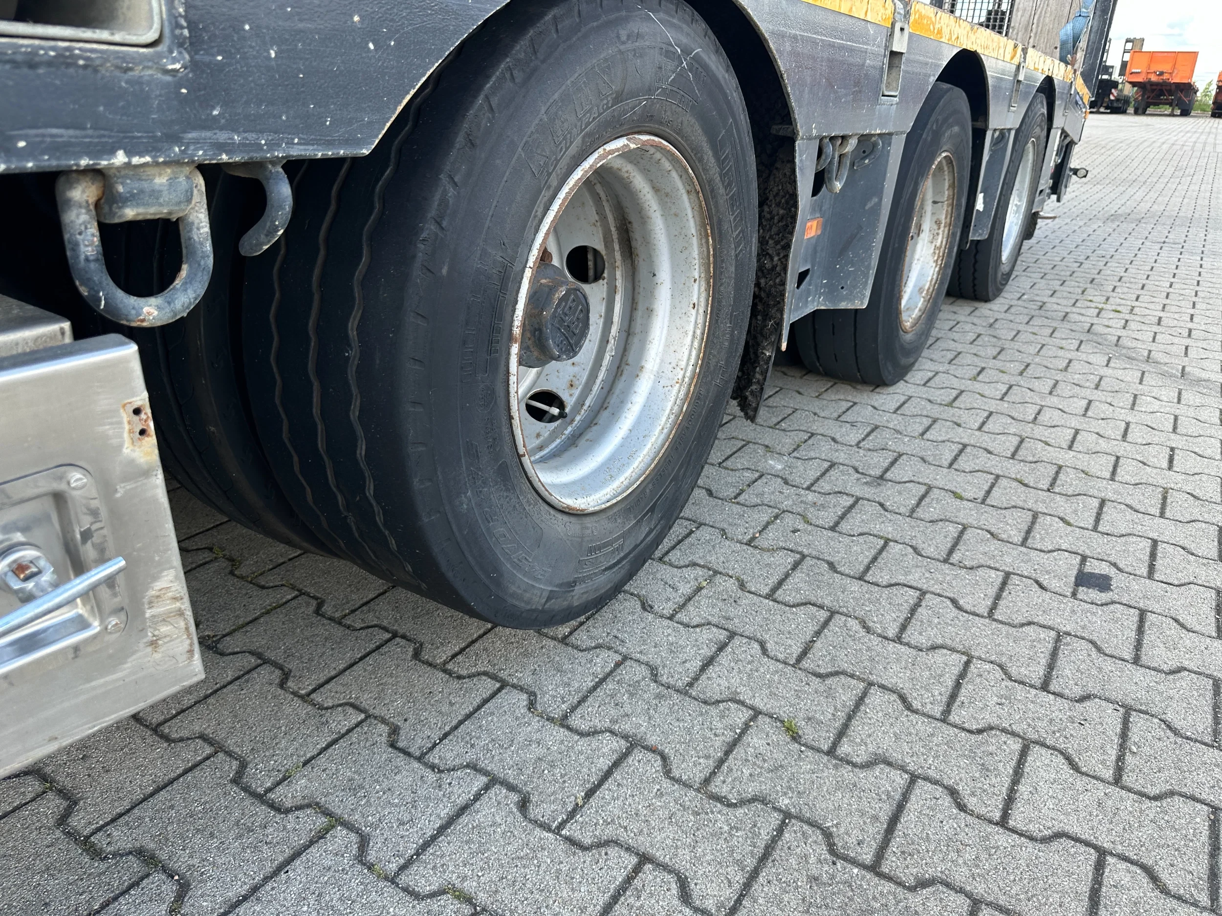 Broshuis 2015 - 3ABSD Lowloader 3-axle / GVW: 53.000kg / Neck: 23.000kg / hydraulic steering + ramps + loading table / 4.60m extendable / winch / liftaxle afbeelding 56
