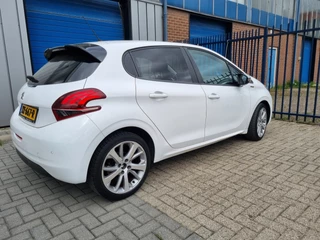 Peugeot 208 2019 - 1.2 PureTech Signature automaat изображение 4
