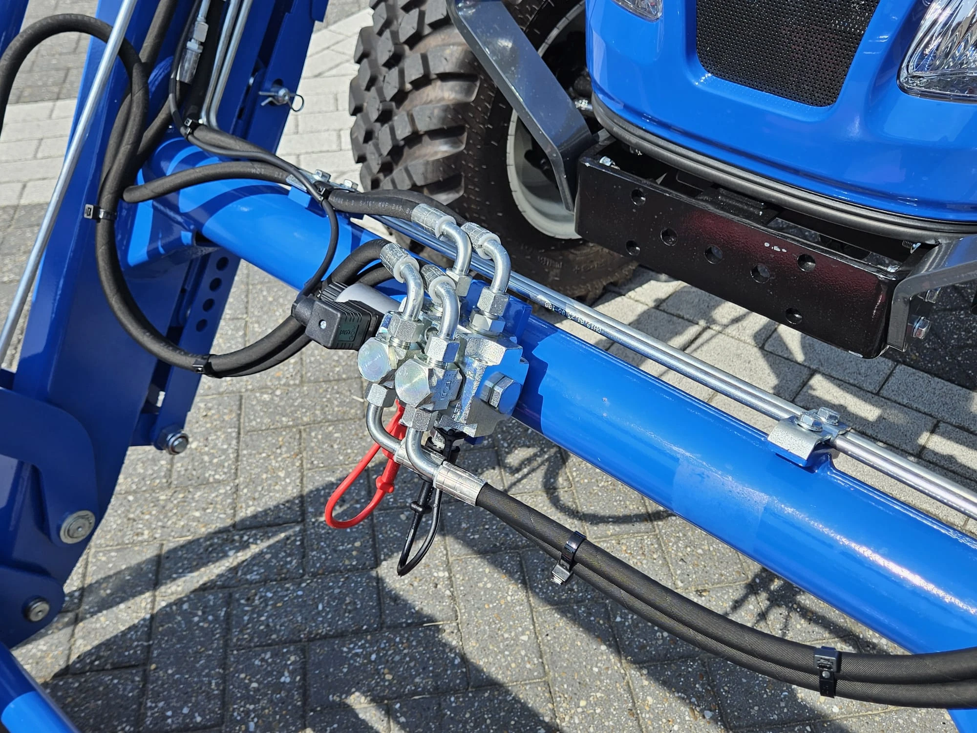 New Holland 2024 - Boomer 55 HST met voorlader en Kemp balenprikker afbeelding 19