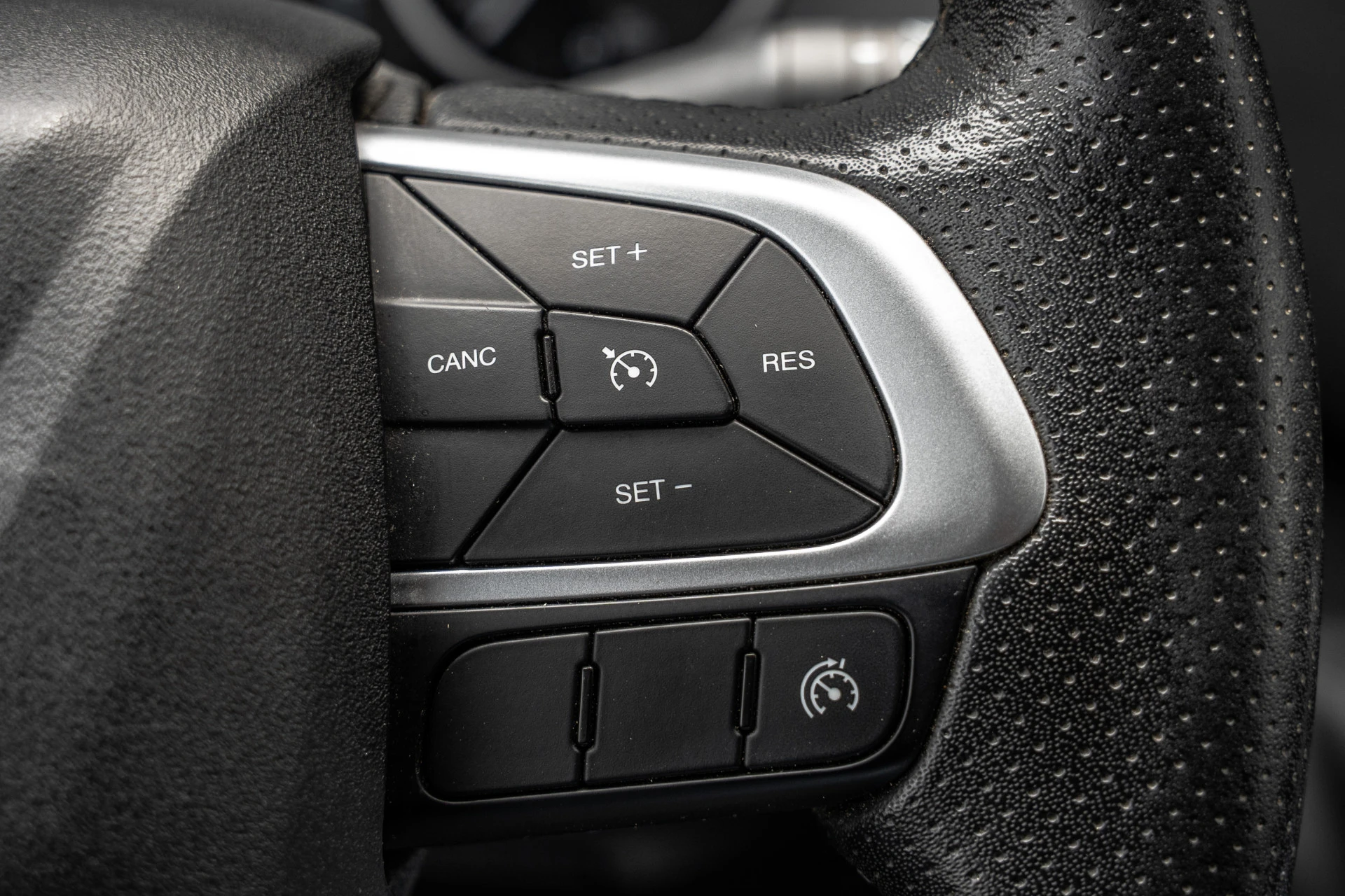 Iveco Daily 2022 - 35S18 175 PK 3.0 Liter! | Automaat | 3.500 KG trekgewicht | Camera | Cruise | Airco | Trekhaak | 3-Zits afbeelding 17