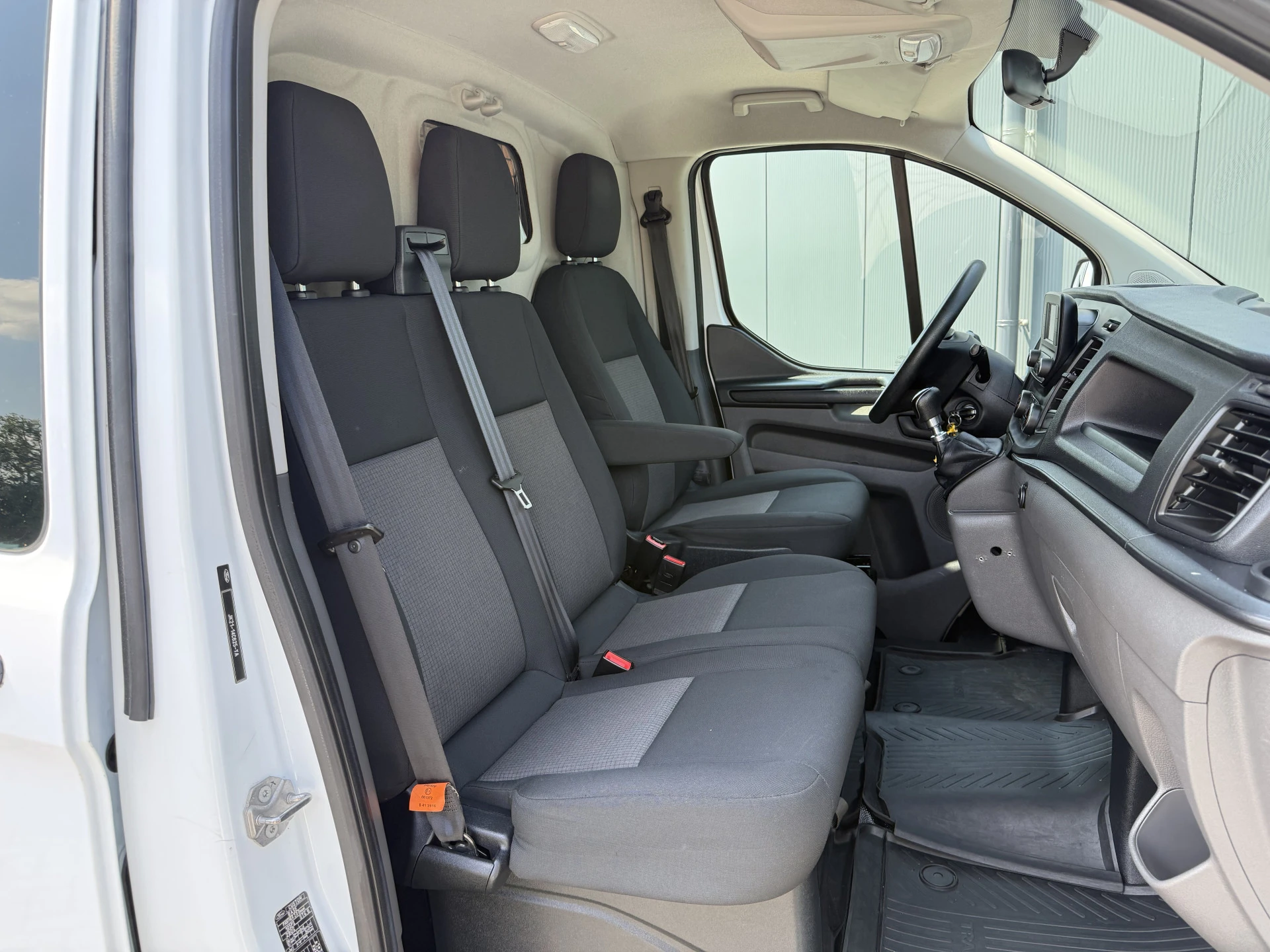 Ford Transit Custom 2019 - 2.0 TDCI / L1H1 / 1e EIG. / 40.176 KM! / TREKHAAK / IMPERIAAL / INRICHTING / AIRCO / 3-ZITS afbeelding 5