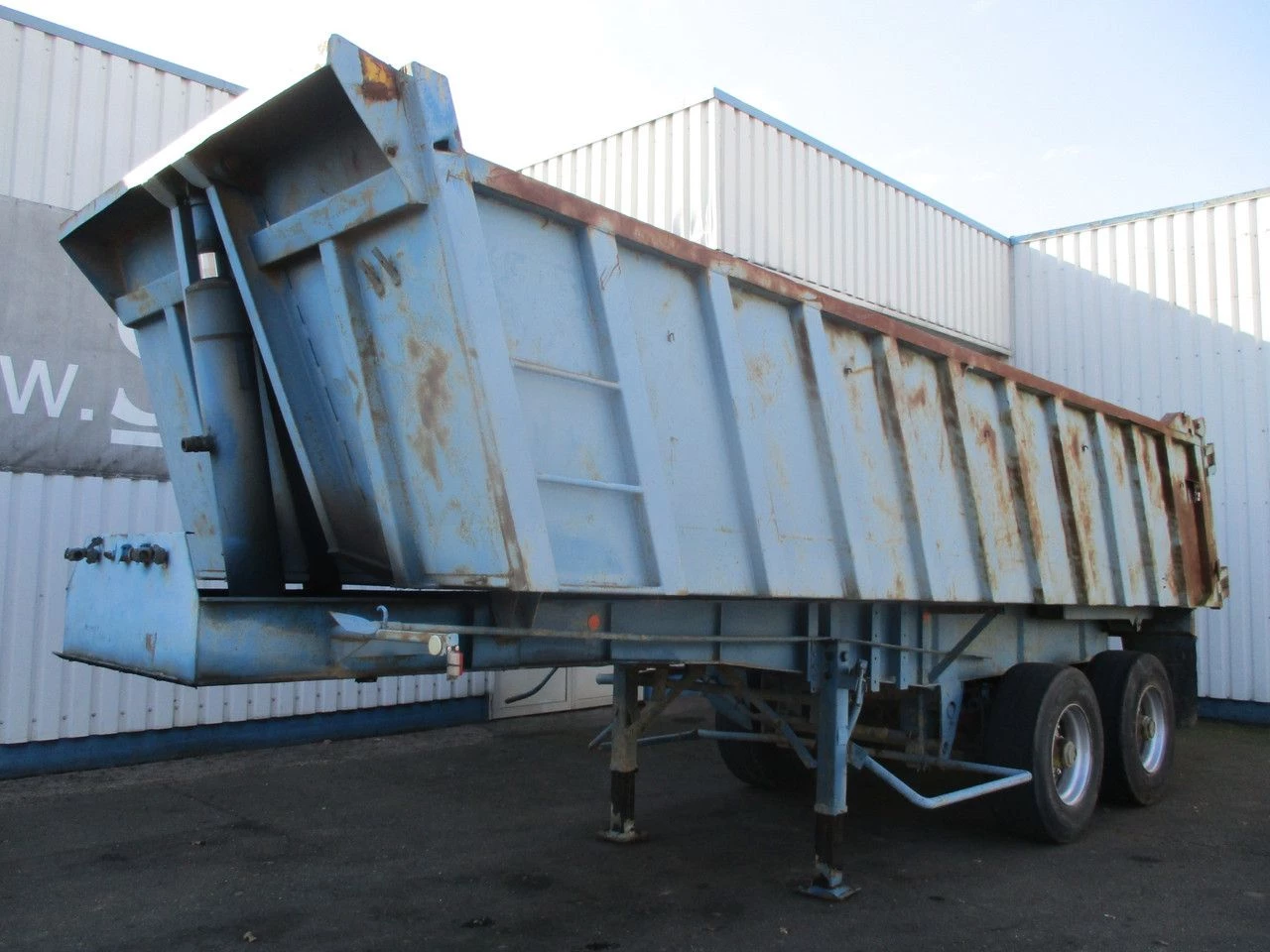Fruehauf 1982 - 2 Axle , Steel Tipper , Drum brakes, Spring suspension Bild 1