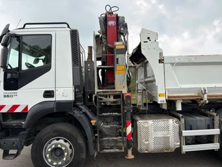 Iveco Trakker 2018 - 360 6x4 Tipper with HMF 1643Z2 Crane image 17