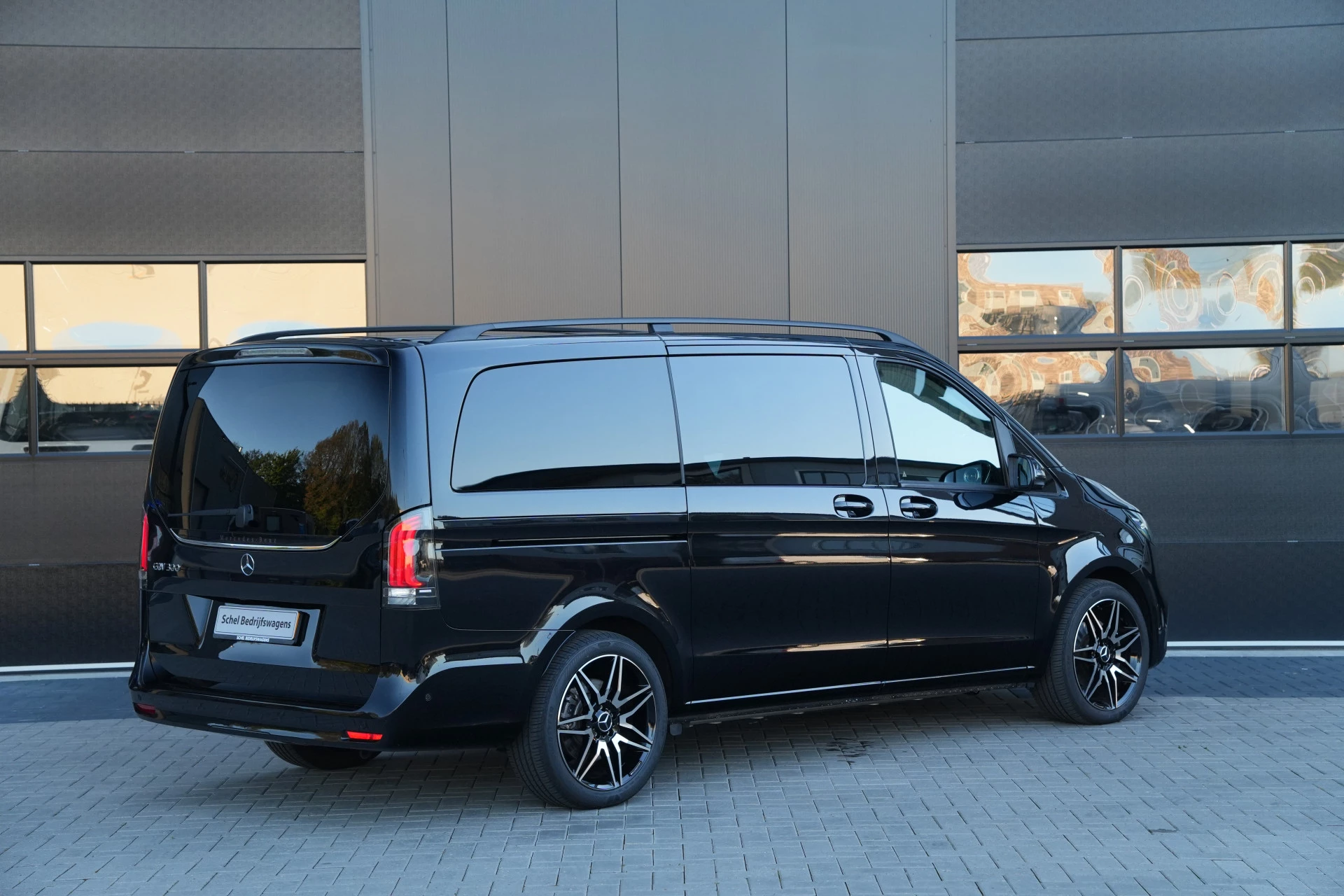 Mercedes-Benz EQV 2024 - 300 L2 90kWh 204pk - 2x Schuif - Stoel/Stuurverwarming - Stoelkoeling - Elek Schuifdeuren - Blindspot - Multibeam LED - Rijklaar Bild 6