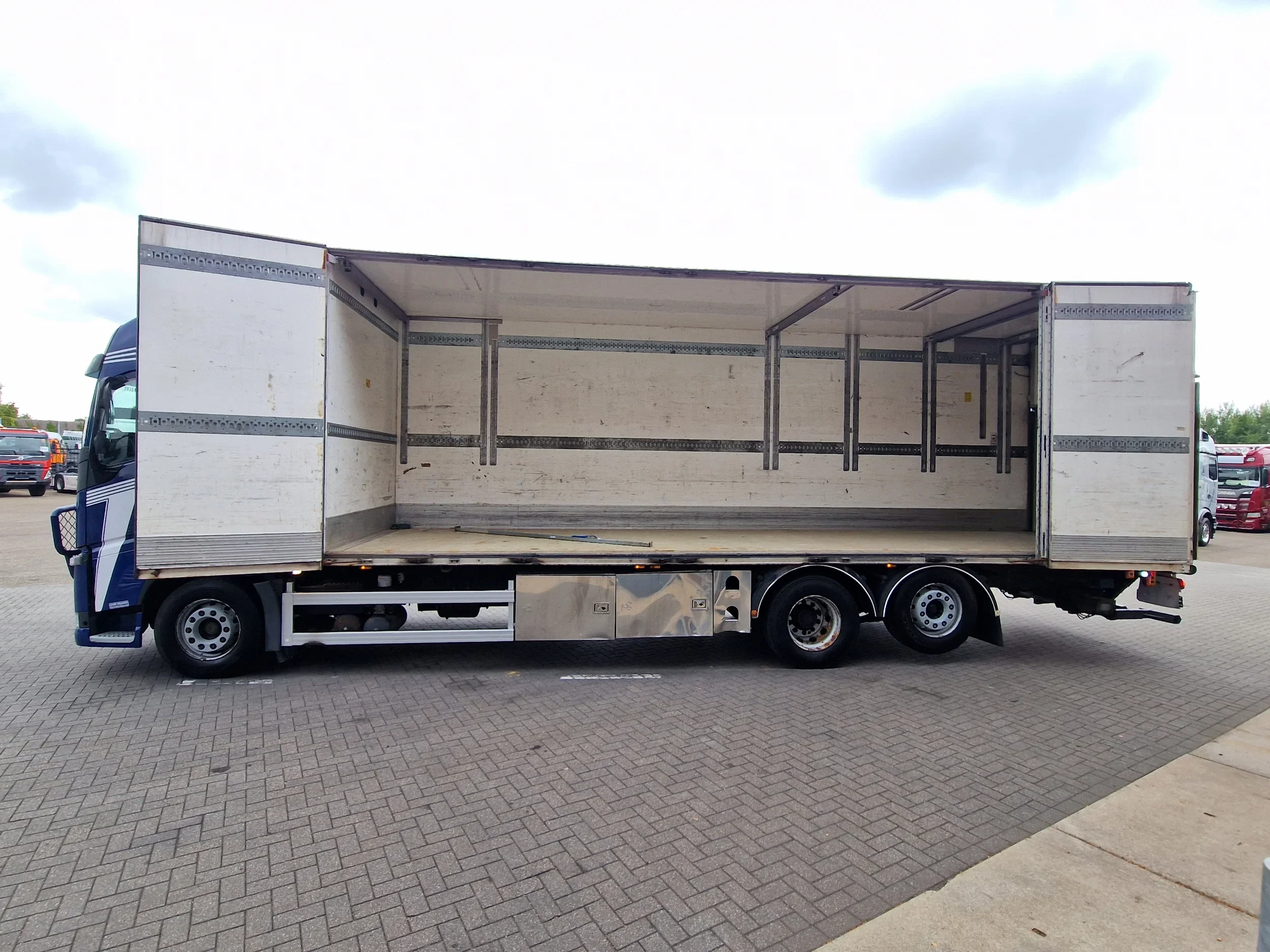 Volvo FH 2019 - 13.460 6X2 - full air - WB600 - Leather seats - side opening изображение 9