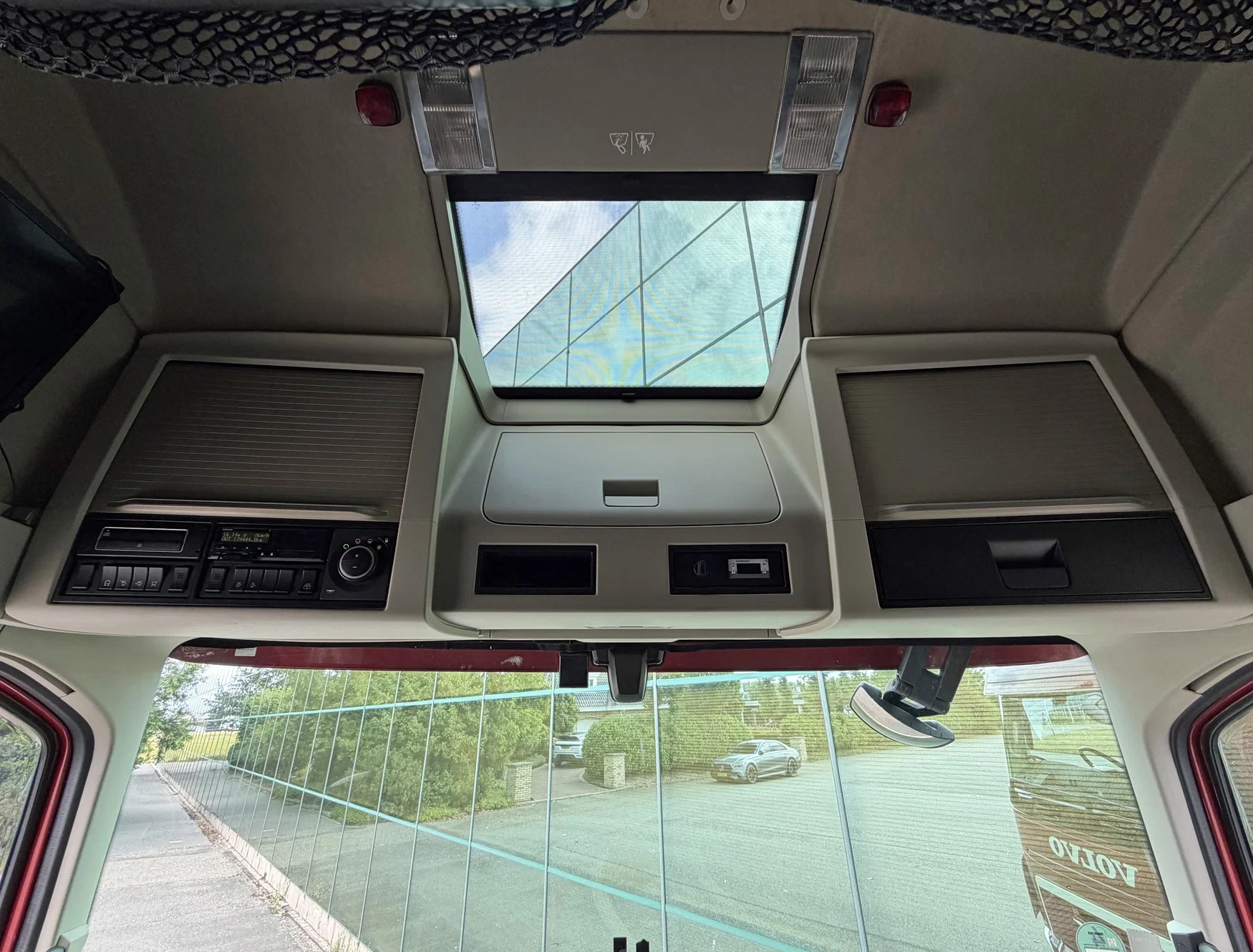 Volvo FH 2018 - 13.500 I-PARK COOL FULL AIR HEIWO ISOLATED BOX + BOX HEATER TAIL LIFT TOP CONDITION HOLLAND-TRUCK изображение 10