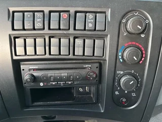 Renault 19 2014 - D D320 SLEEPERCAB 4x2 LAMBERET / THERMOKING (EURO 6 / RETARDER / AUTOMATIC GEARBOX / AIRCONDITIONING) obrazek 17