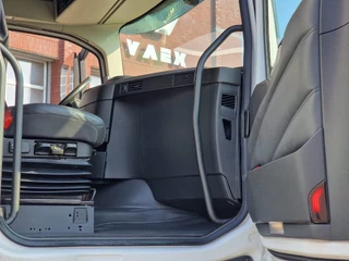 Volvo FH 2020 - 13.500 Globetrotter XL 4x2 - Low deck - I Save - I parkcool - Full air - Chassis cover obrazek 23