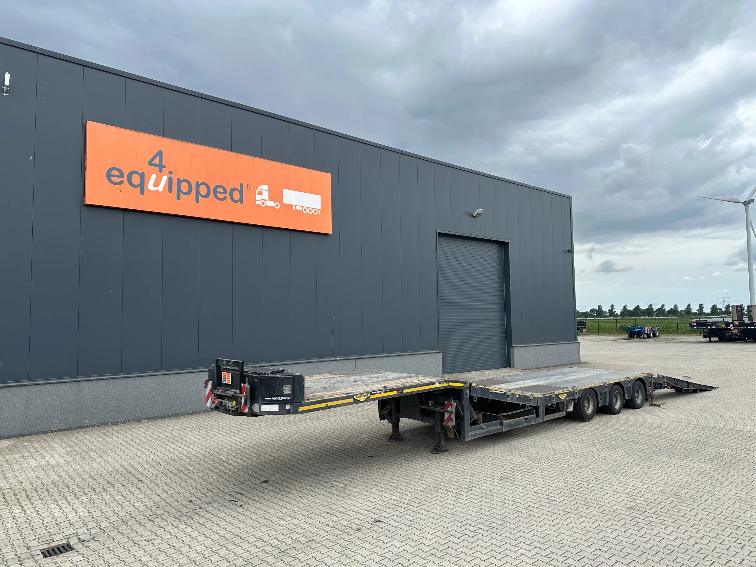 Broshuis 2019 - 3ABSD Lowloader 3-axle / GVW: 59.000kg / Neck: 23.000kg / hydraulic steering + ramps + loading table / 4.60m extendable / winch / liftaxle afbeelding 2