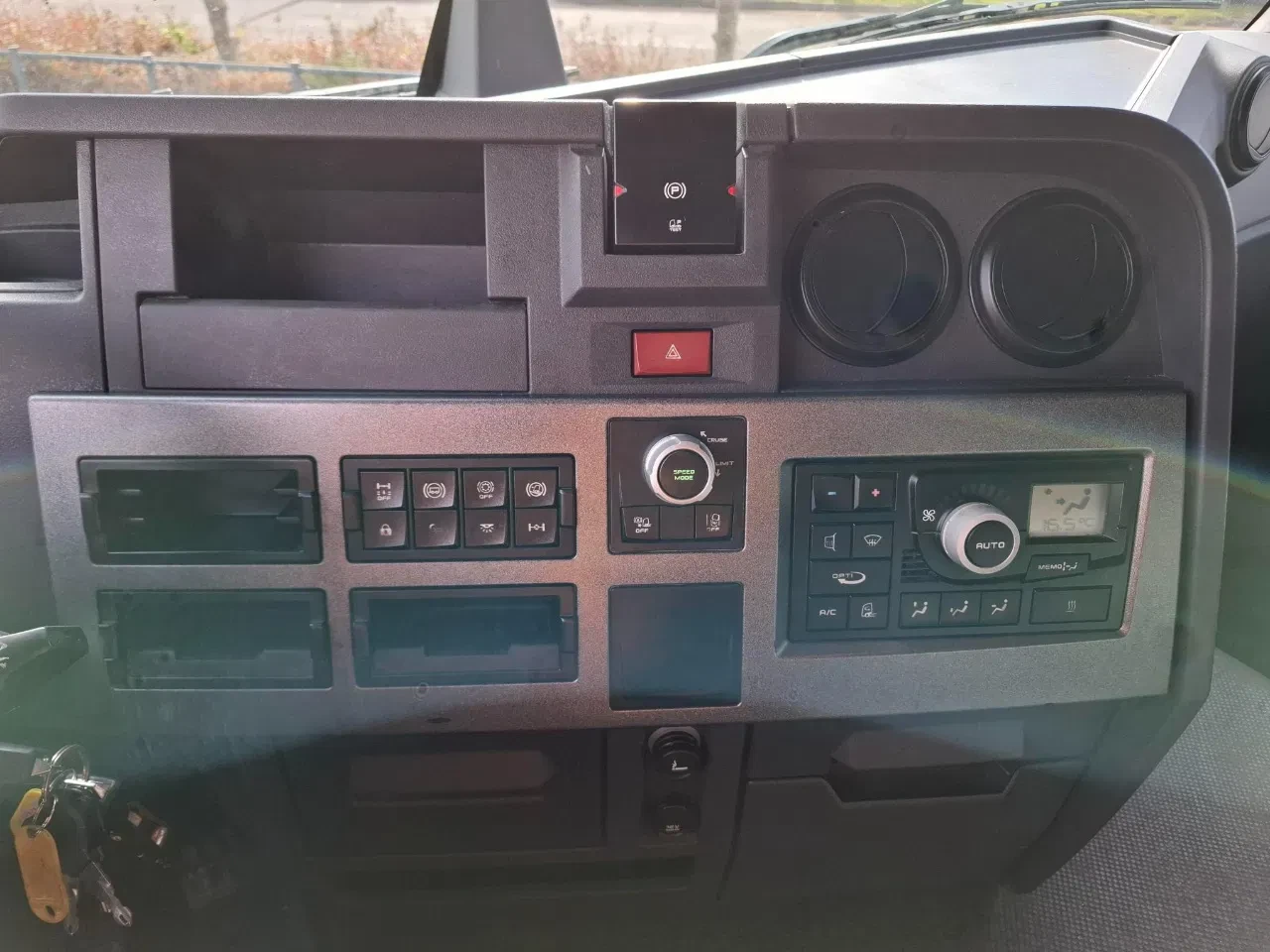 Renault T480 COMFORT 2017 - / DOUBLE TANK / TIR LINE / TUV:30-03-2026 / THROUGH LOADING SYSTEM / LWDS / AUTOMATIC / EURO-6 / 2017 obrázek 30