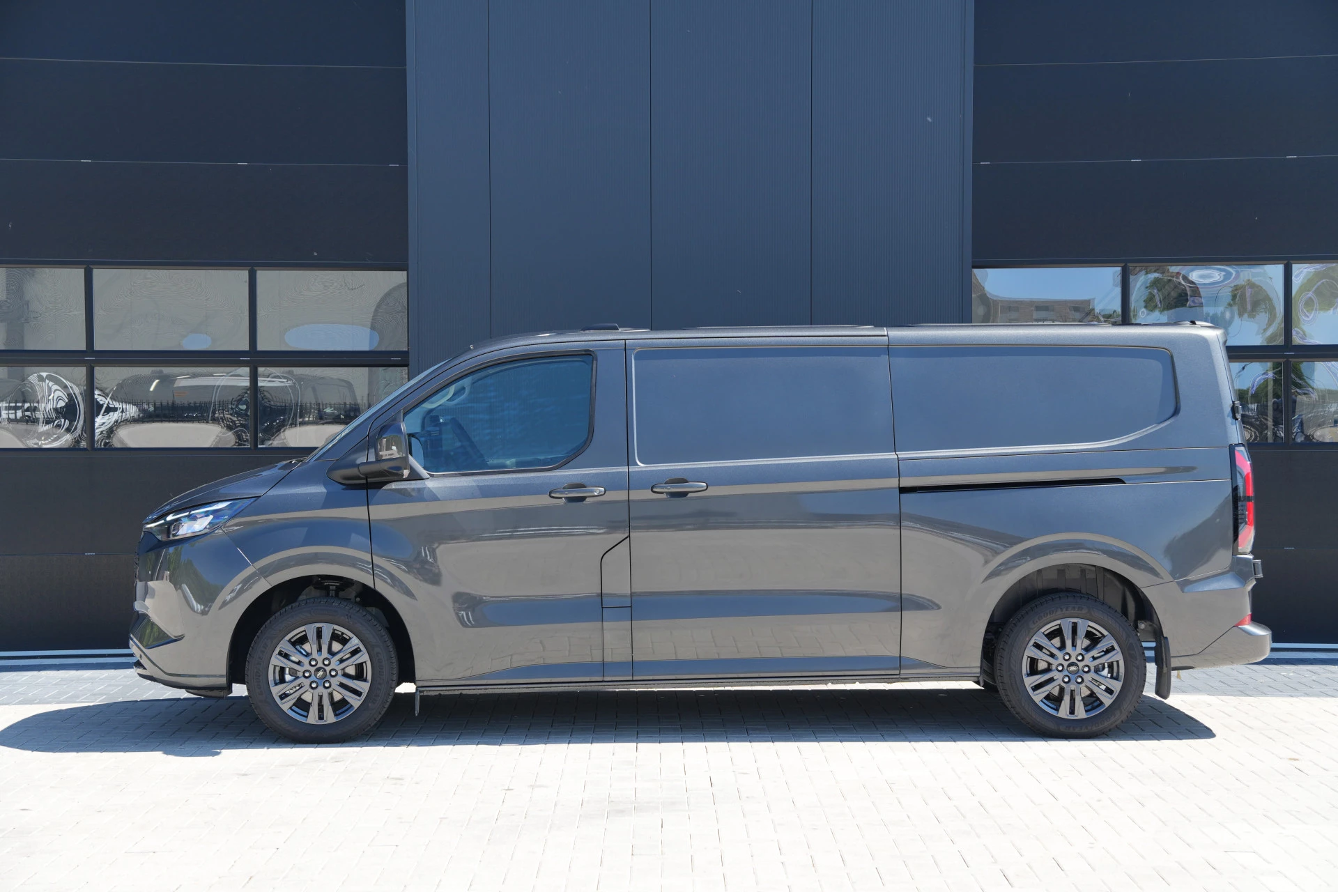 Ford E-Transit Custom 2026 - 340 L2H1 Limited 71 kWh 218pk - AGR Bestuurdersstoel - 2x Schuifdeur - LED - 360 Camera - B&O - ACC - Navi - Stoel/Stuurverwarming - Rijklaar immagine 10