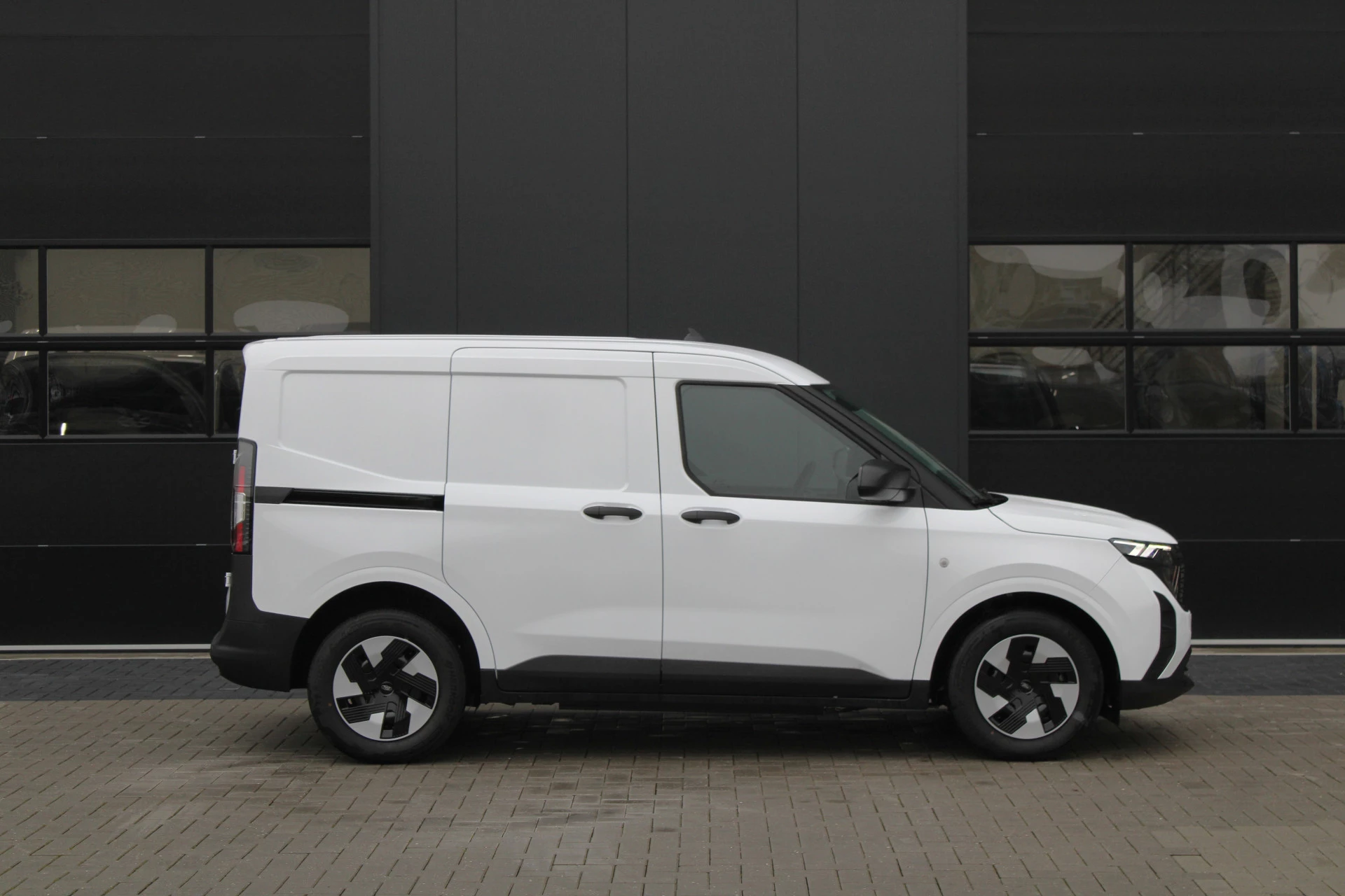 Ford E-Transit Courier 2026 - Trend 46 kWh 136pk - Stoel/Stuurverwarming - Camera - Cruise - Carplay/Android - Rijklaar Bild 5