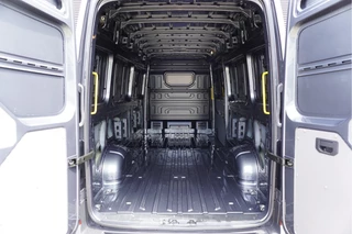 Volkswagen Crafter 2024 - 180pk L4H3/L3H2 Apple carplay Camera Navigatie Parkeersensoren LED 3-zits image 3 thumbnail