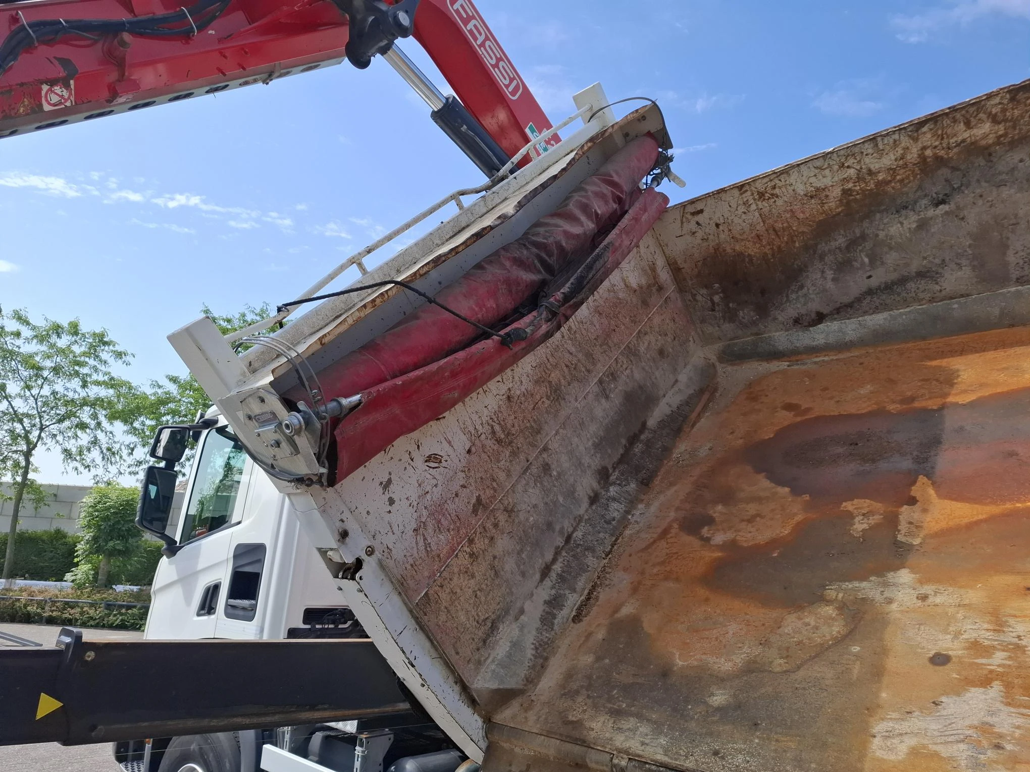 Scania P - NGS XT P410 / 6X4 / RETARDER / ONLY:192584 KM / BIG AXLE / FASSI F215A / REMOTE / ROTATOR / 2SIDE TIPPER / FULL-STEEL / DRUM BRAKES / TUV:01-03-2027 / EURO-6 / 2018 afbeelding 35