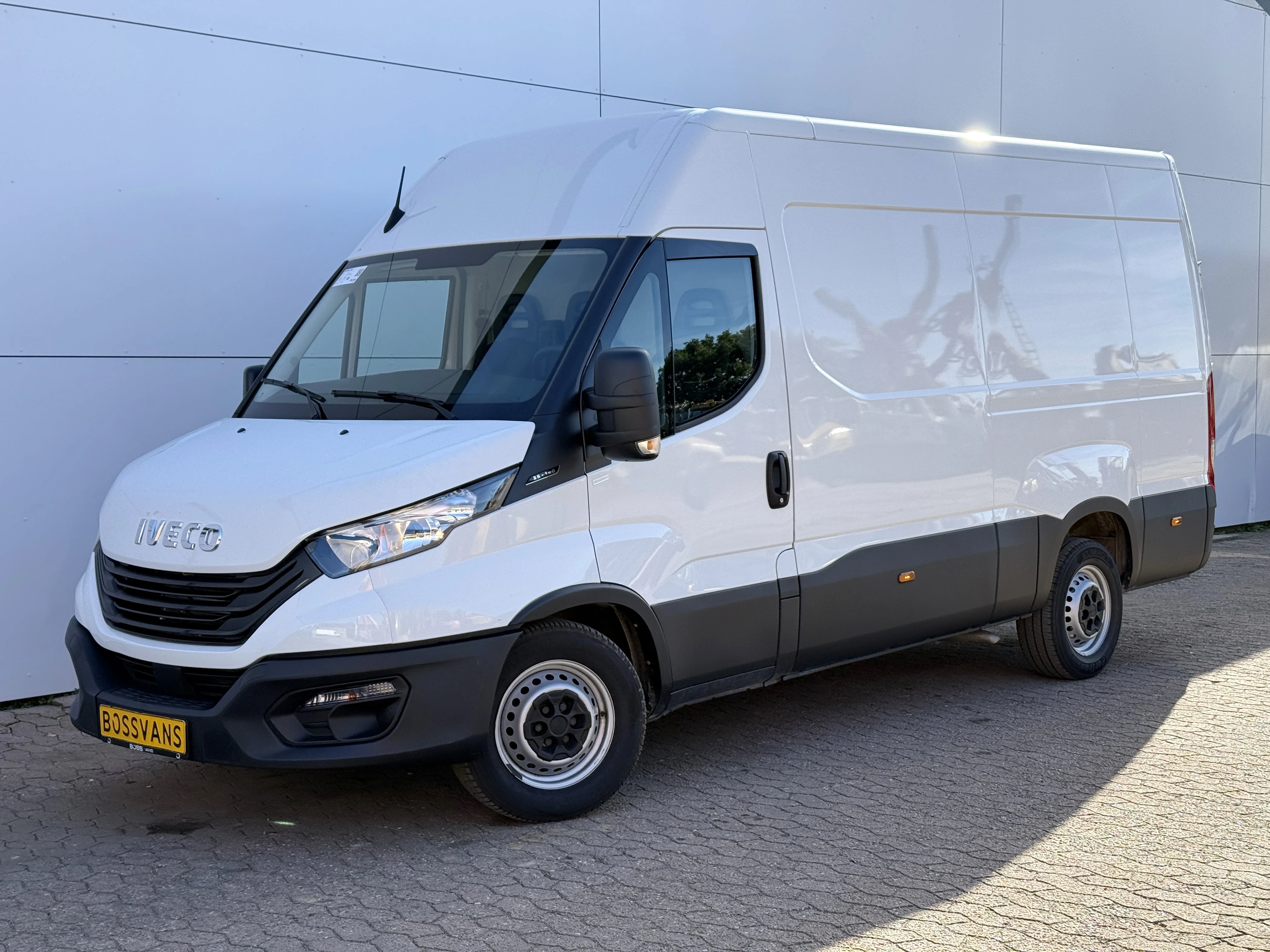 Iveco Daily 2023 - 35S14 2.3 140PK L2H2 Cruise Control 3.5t Trekgewicht Camera Airco Bluetooth Luchtgeveerde Stoel image 1