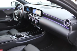 Mercedes-Benz A-Class 2020 - 250e AUT8 Premium LEDER CARPLAY WIDESCREEN SFEER CAMERA изображение 17