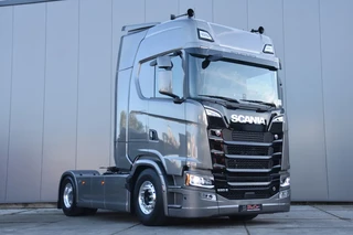 Scania S 2025 - 590S V8 NGS 4x2NB - SUPER - NEW TACHO - ONLY 61 TKM - RETARDER - FULL OPTIONS - FULL AIR - PARK. AIRCO - 2 x FUEL TANKS - ALCOA'S - LED - AS GOOD AS NEW - afbeelding 2 miniatuur