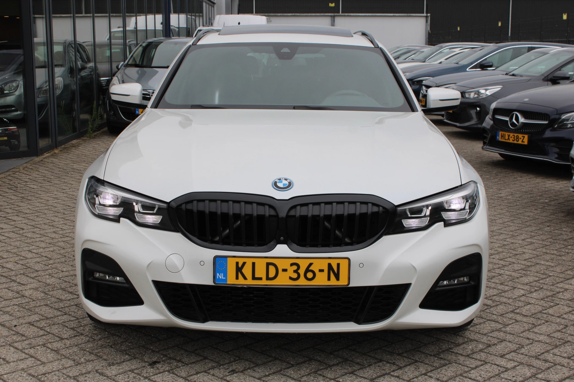 BMW 3 Series 2022 - Touring 330e High Executive M-SPORT SHADOW PANORAMADAK MEMORY 360-CAMERA KEY-LESS CARPLAY TREKHAAK obrázek 10