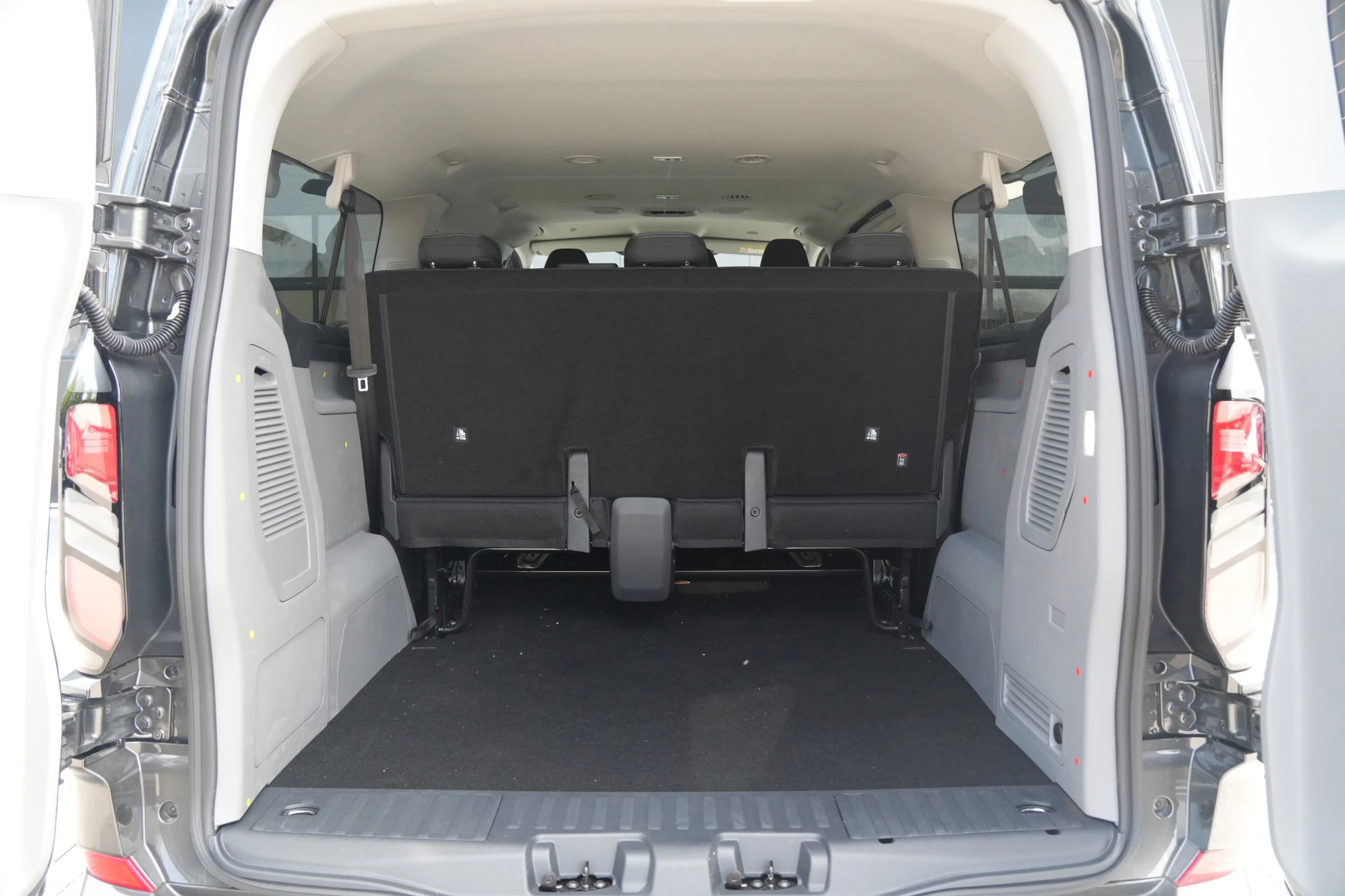 Ford Transit Custom 2026 - 340 2.5 PHEV L2H1 Limited 232pk 9 Zits - Keyless - ACC - Blindspot - Camera - Carplay - Navi - Prijs excl. BTW - Rijklaar afbeelding 9