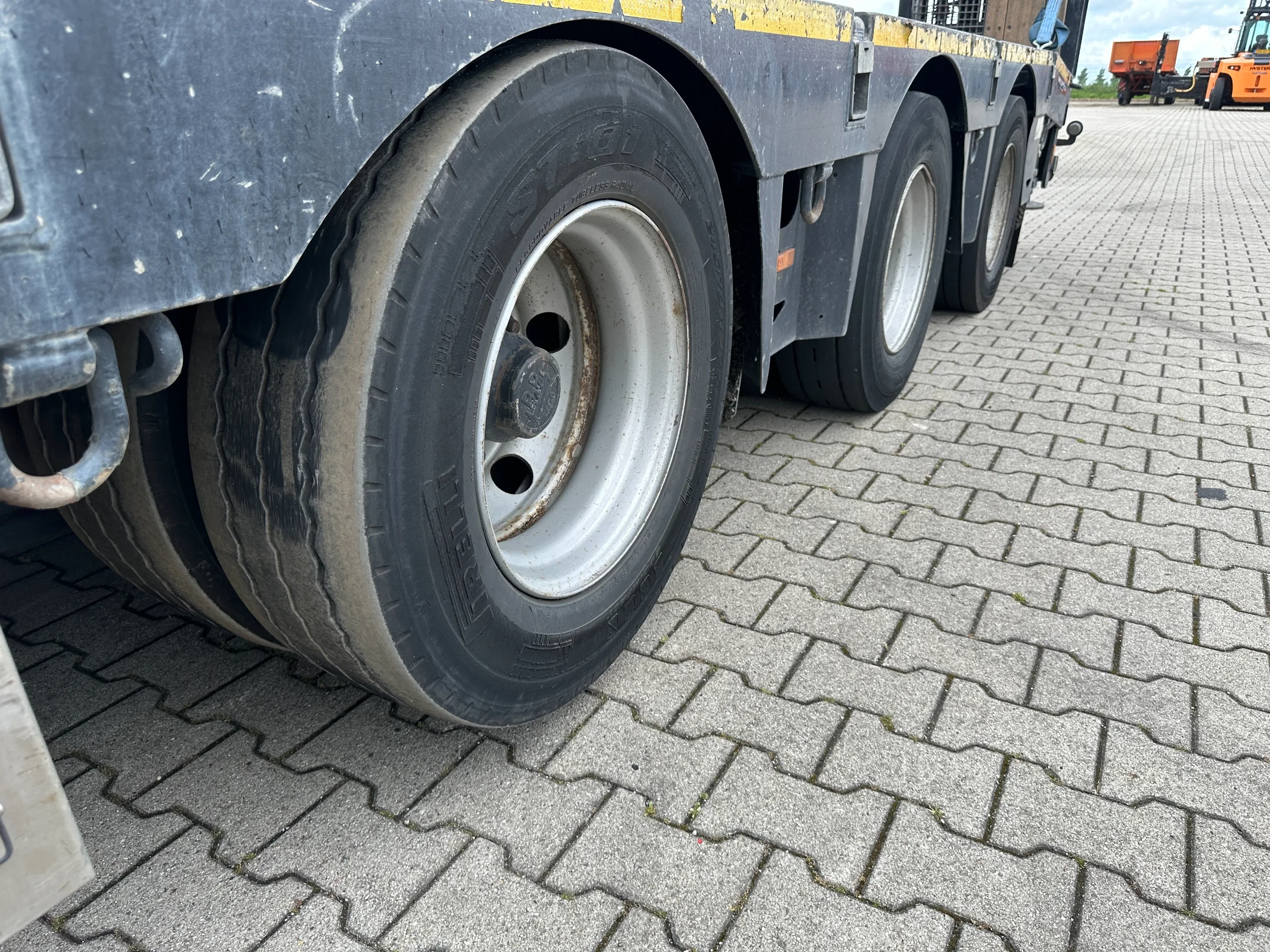 Broshuis 2017 - 3ABSD Lowloader 3-axle / GVW: 59.000kg / Neck: 23.000kg / hydraulic steering + ramps + loading table / 4.60m extendable / winch / liftaxle zdjęcie 53