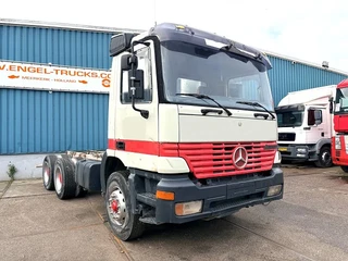 Mercedes-Benz Actros 1998 - 2643 B 6x4 FULL STEEL CHASSIS (ZF-16 MANUAL GEARBOX / REDUCTION AXLES / FULL STEEL SUSPENSION / AIRCONDITIONING / P.T.O. / ETC.) afbeelding 2 miniatuur